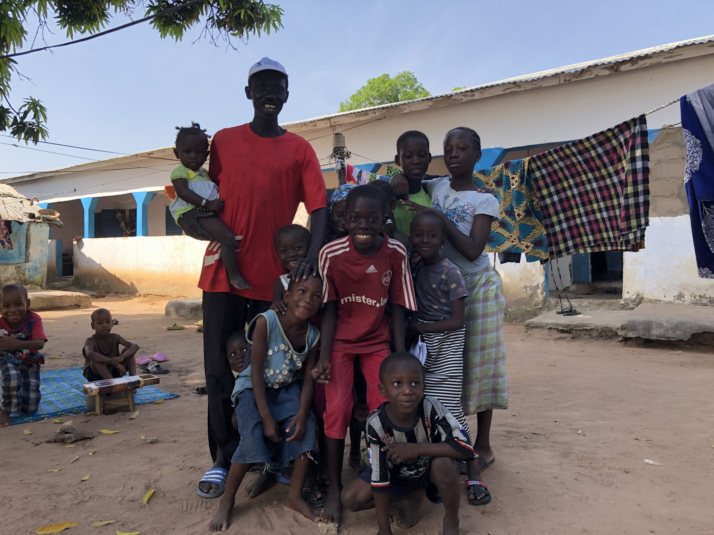 De familie in de compound 1 | overlanden in gambia | Wereldreizigers.nl