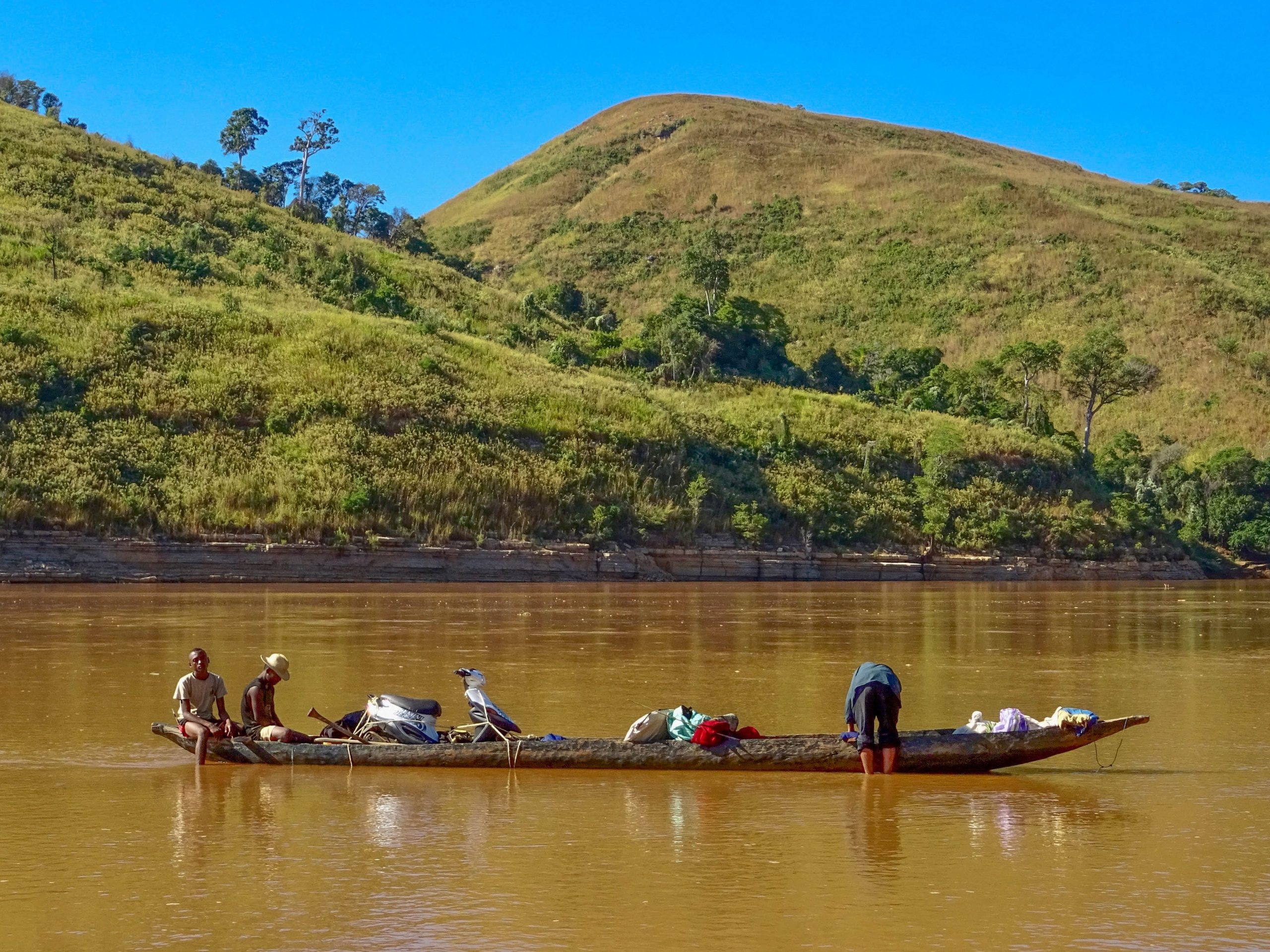 De kano loopt vast op tweede dag van de Tsiribihina riviertrip