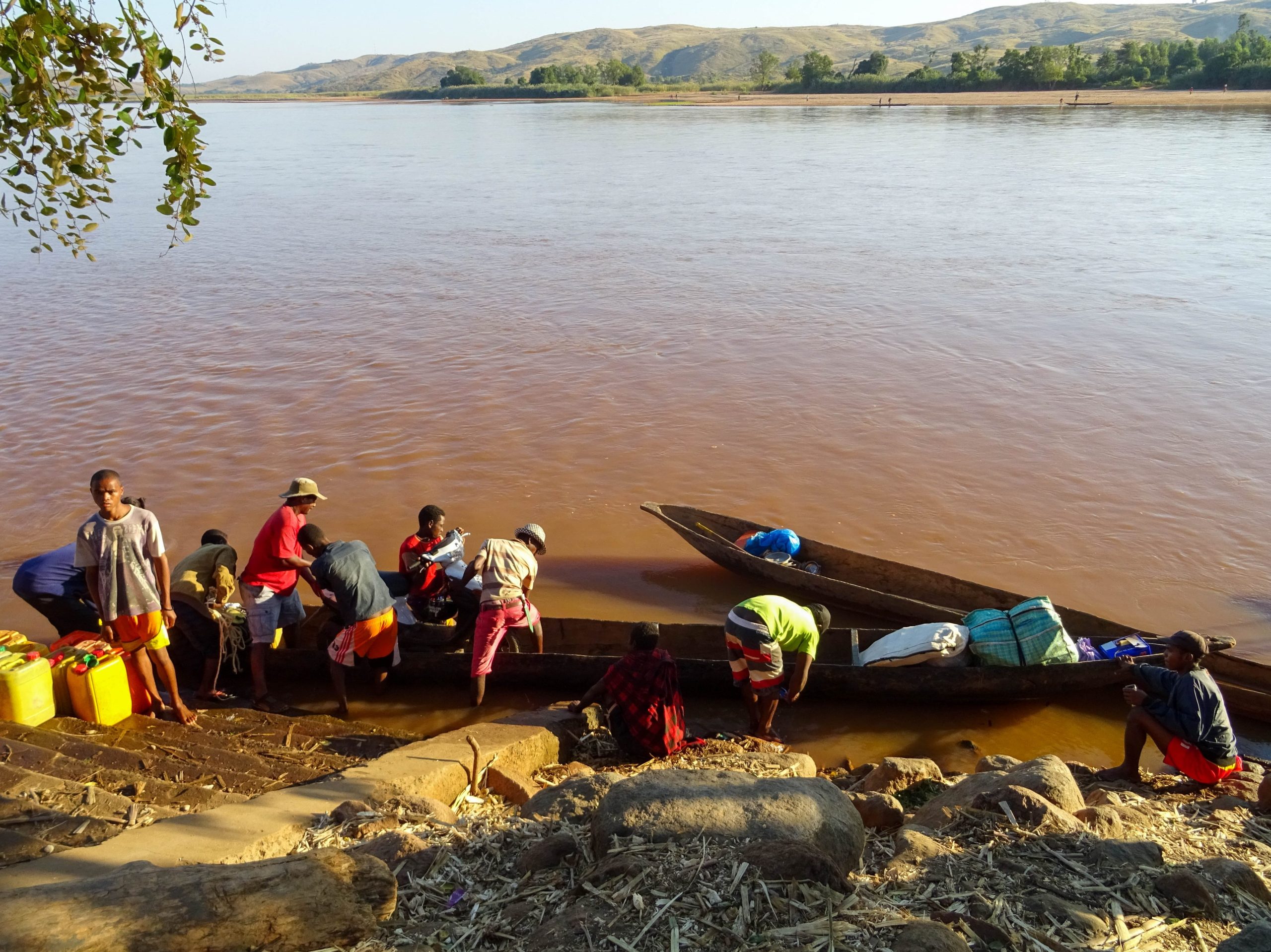 De kano wordt volgeladen voor de trip op de Tsiribihina rivier