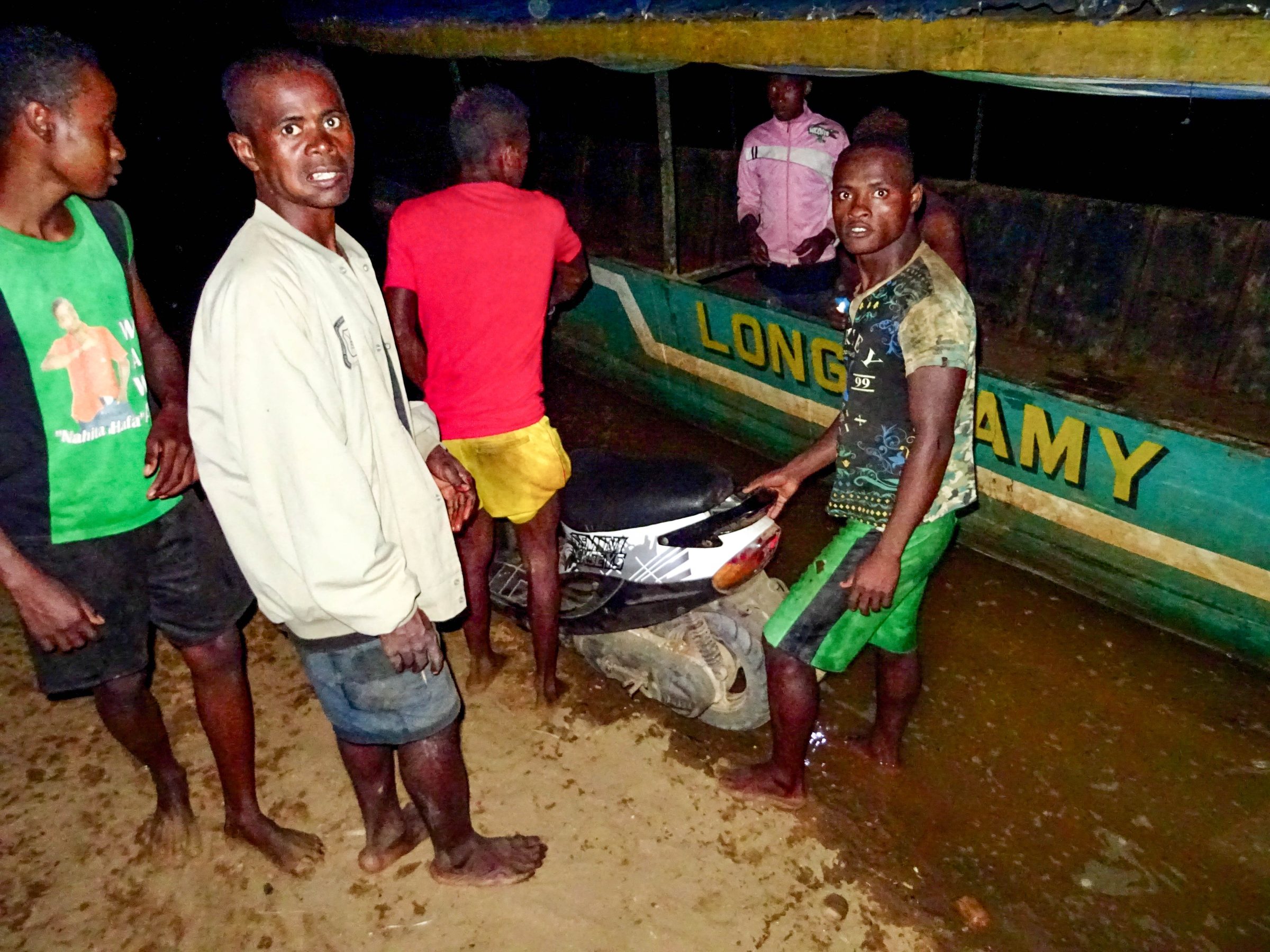 De scooter in een motorboot richting Belo-sur-Tsiribihina