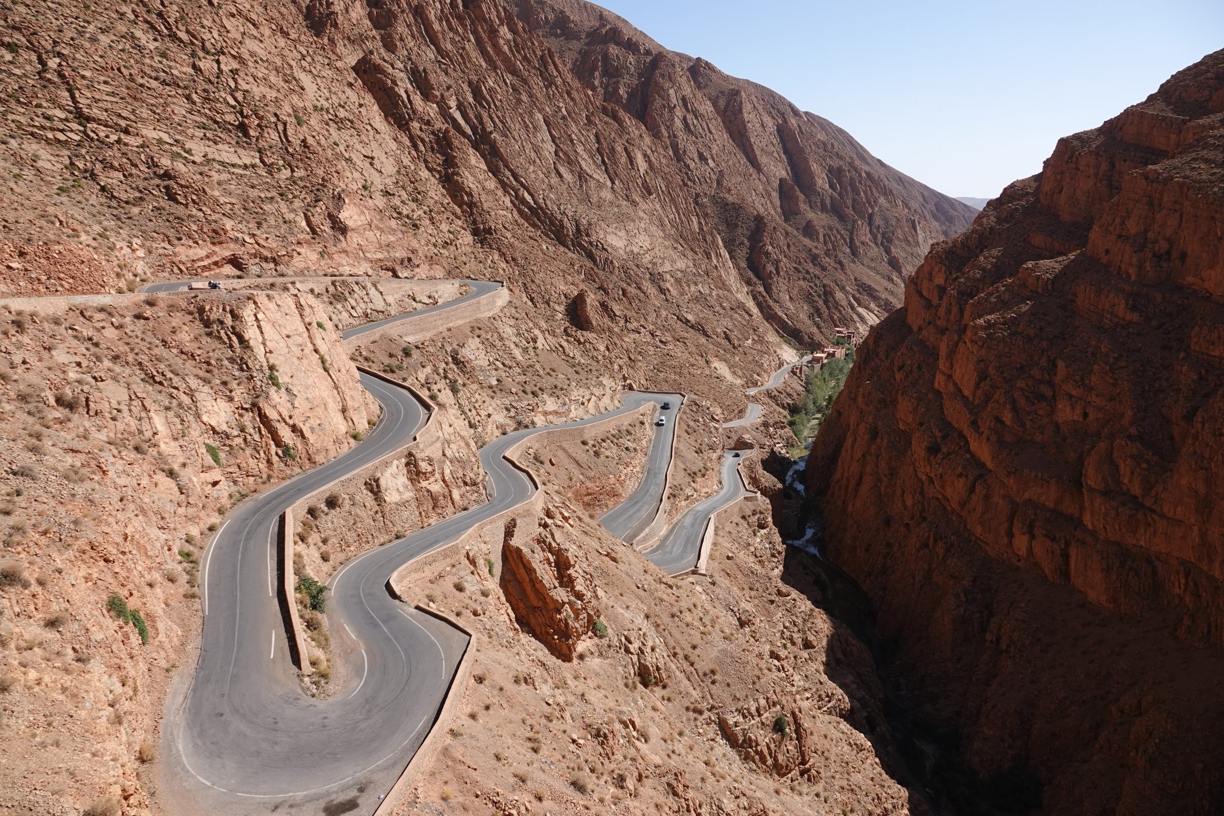 De veelgemaakte foto van de Dadesvallei, de haarspeldbochten | Overlanden in Marokko