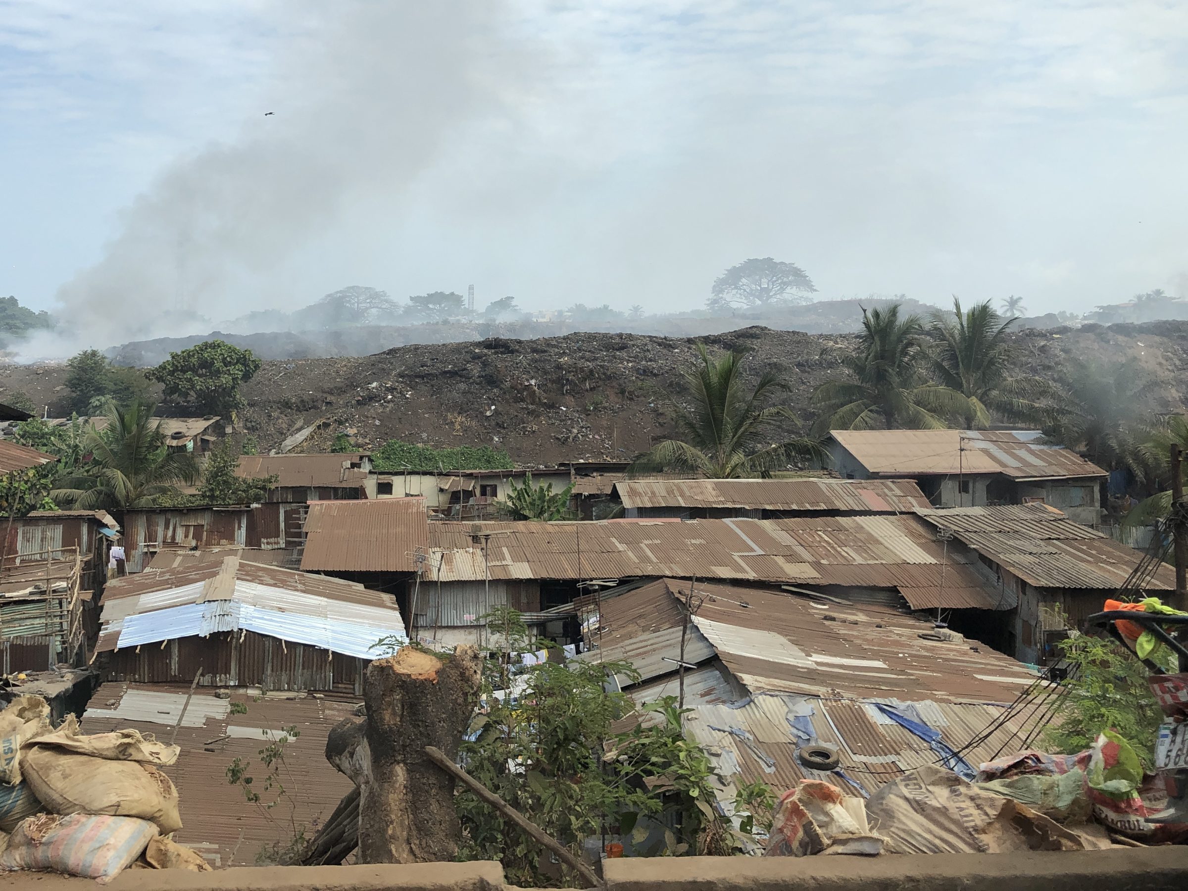 De rokende vuilnisbelt met krotjes | Overlanden in Sierra Leone