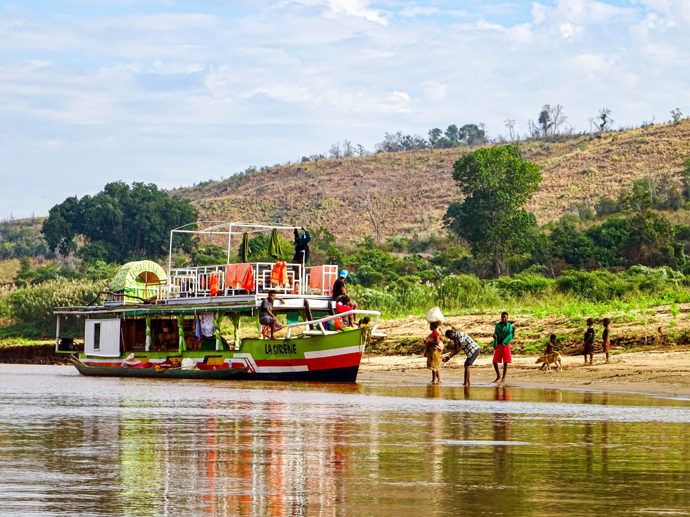 Een veerboot op de Tsiribihina rivier