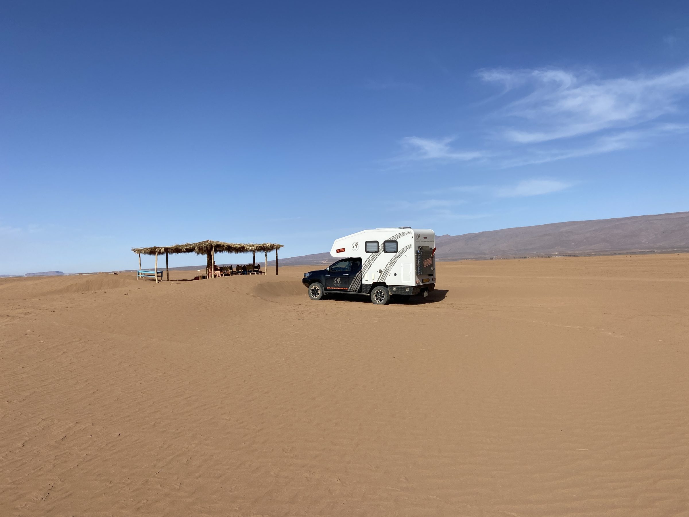 Even een kop koffie "middle of the desert" | Overlanden in Marokko