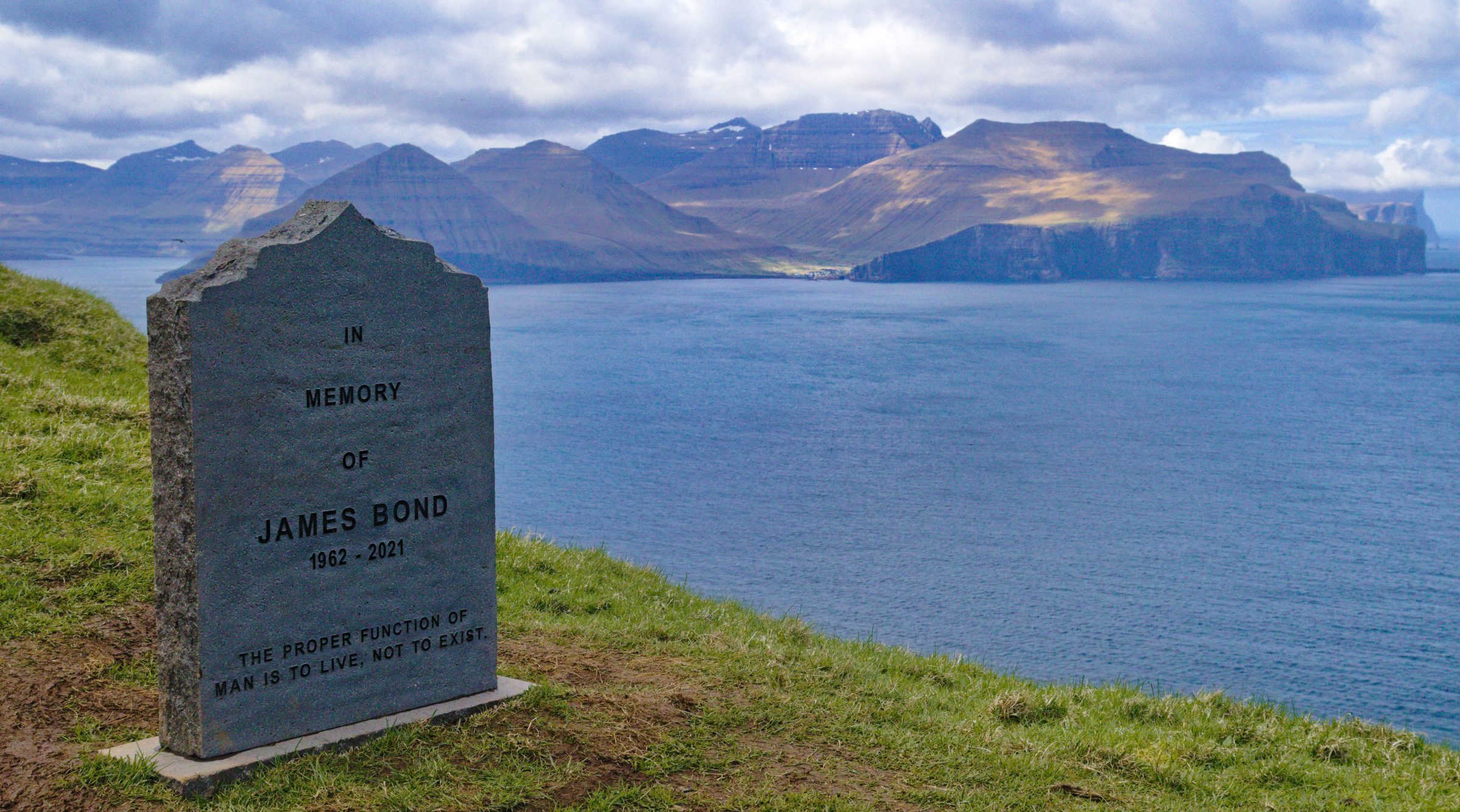 Pedra memorial de James Bond nas Ilhas Faroé