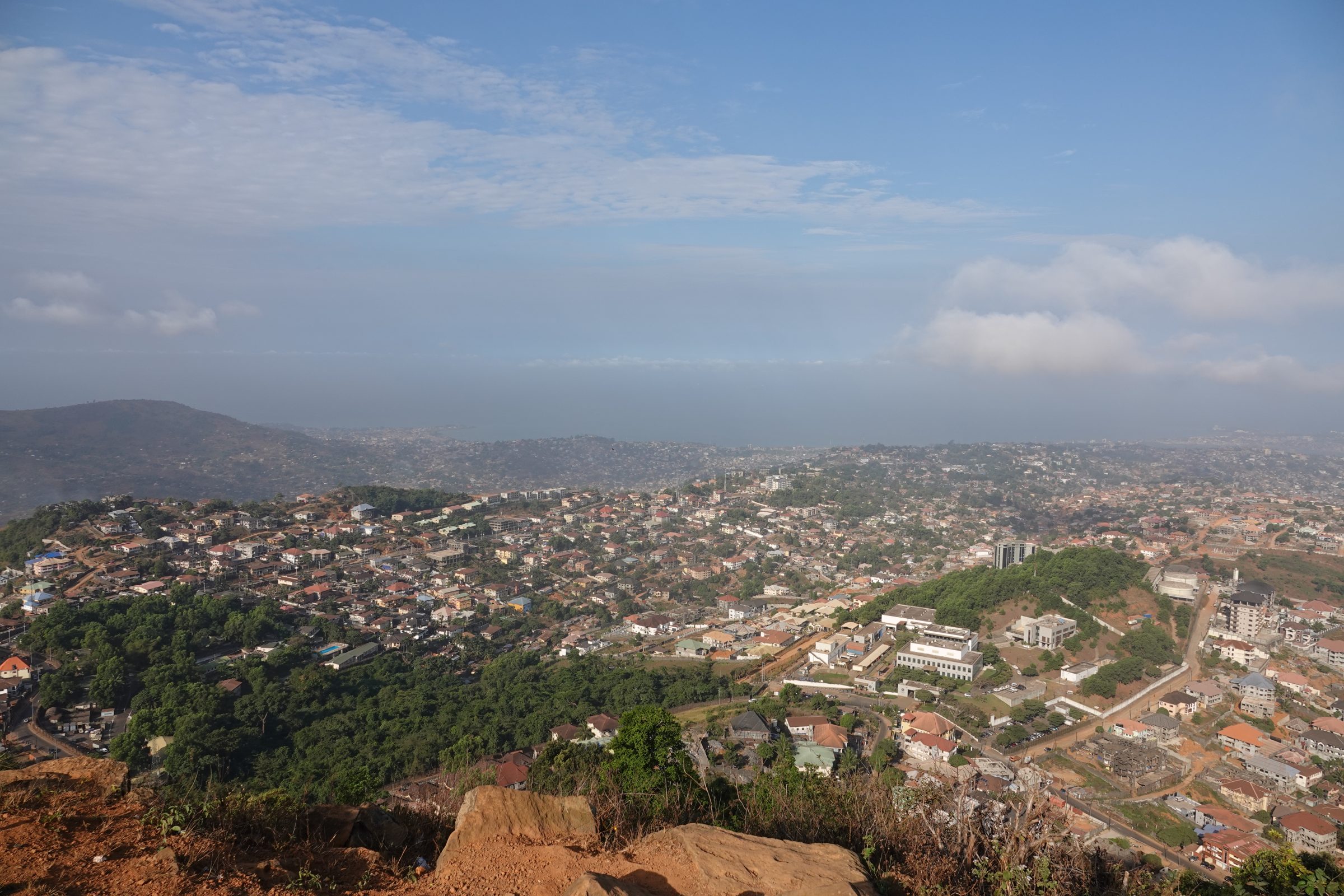 Freetown gezien vanaf de berg Leicester | Overlanden in Sierra Leone