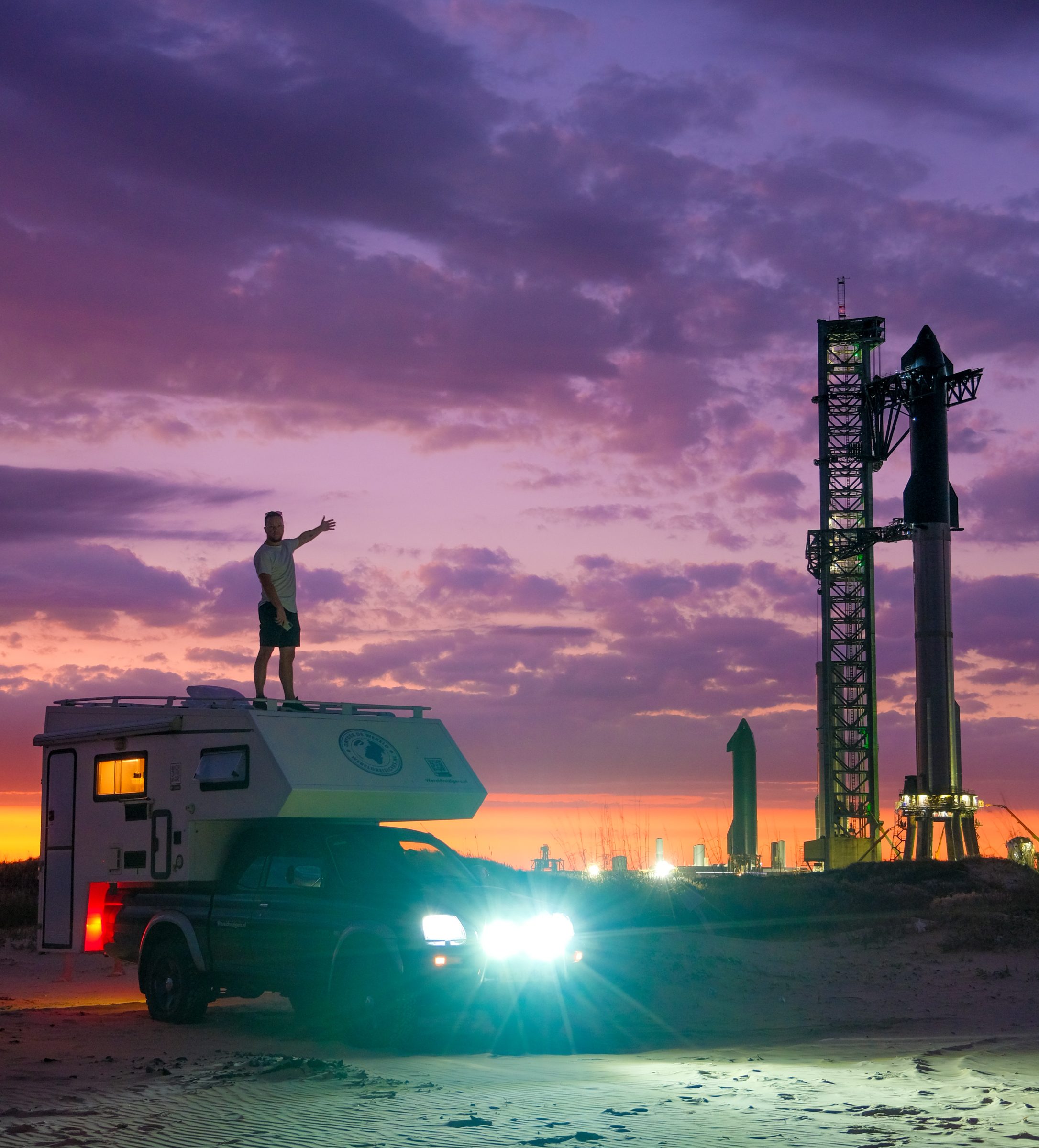 صورة مسائية ملونة لكريس مع عربة السفر العالمية في المركبة الفضائية | مجمع SpaceX ، بوكا تشيكا