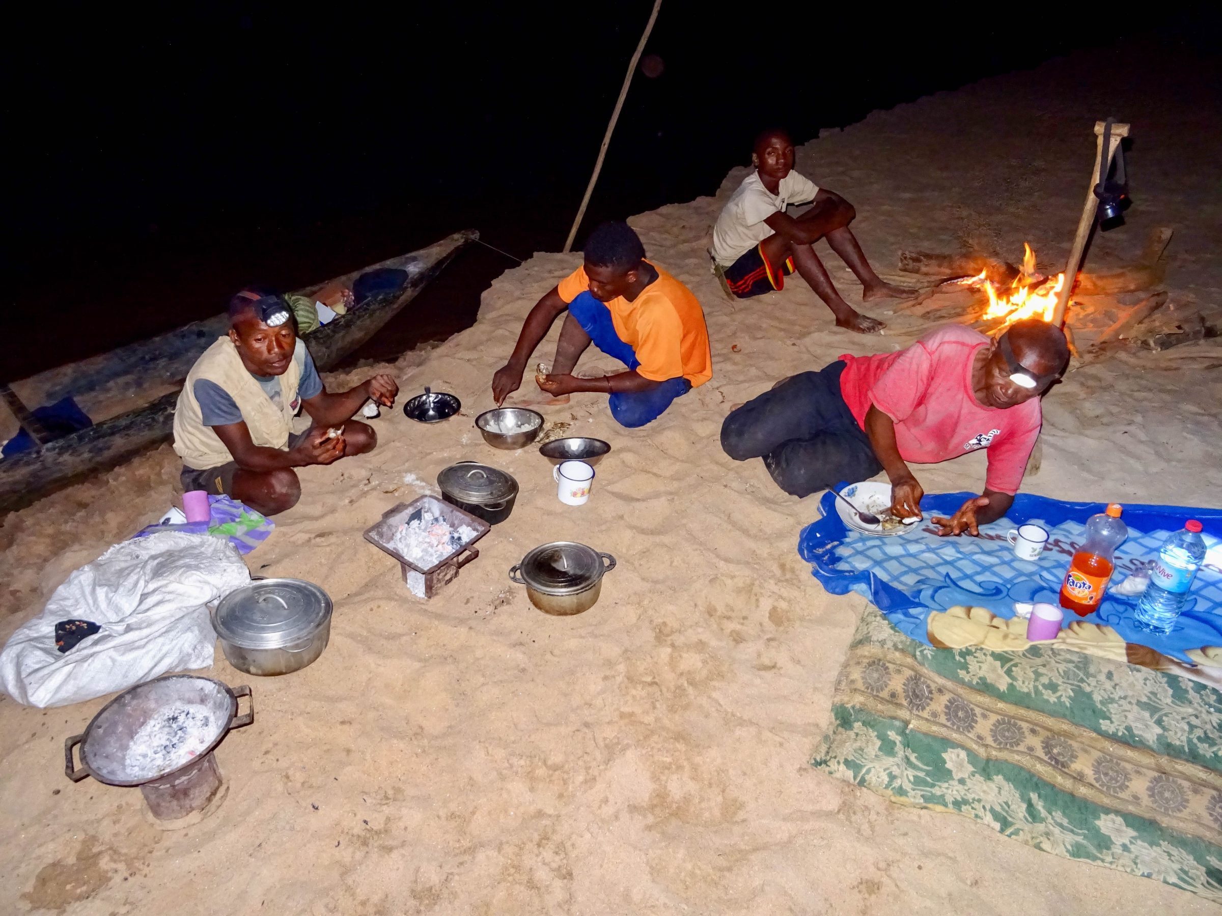Bij het kampvuur tijdens de tweede nacht op de Tsiribihina trip