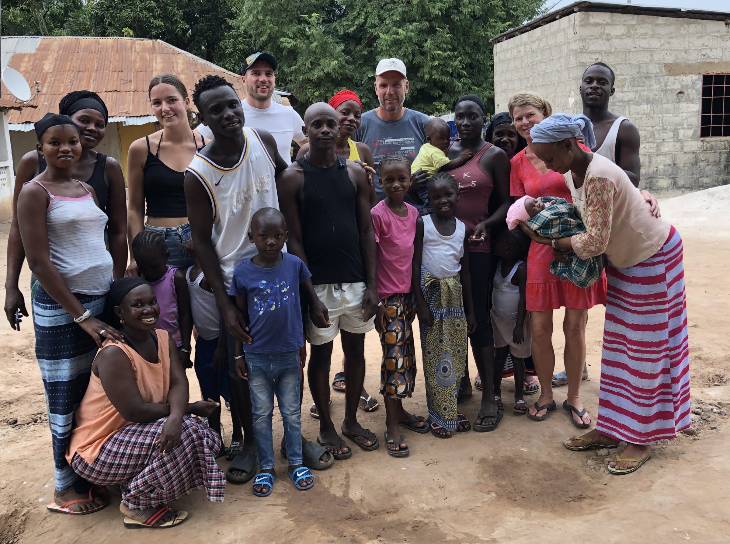 Groepsfoto met de bewoners van de compound 1 | overlanden in gambia | Wereldreizigers.nl