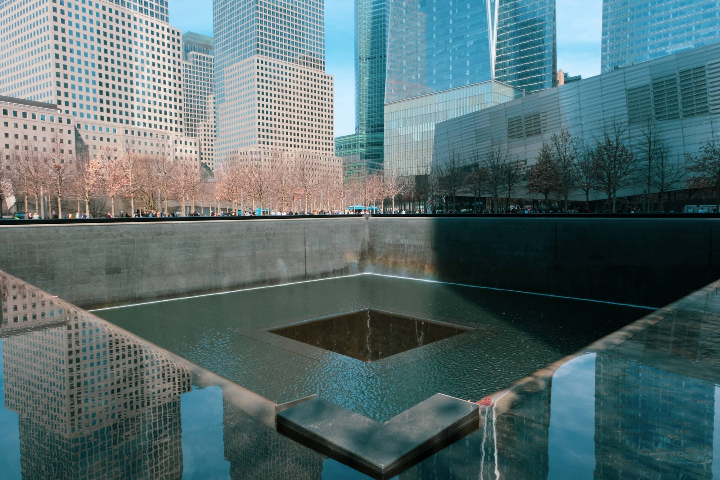 Ground Zero NYC | Hier stond 1 van de 2 Twin Towers. Rechts zie je een deel van het 9/11 memorial en Museum