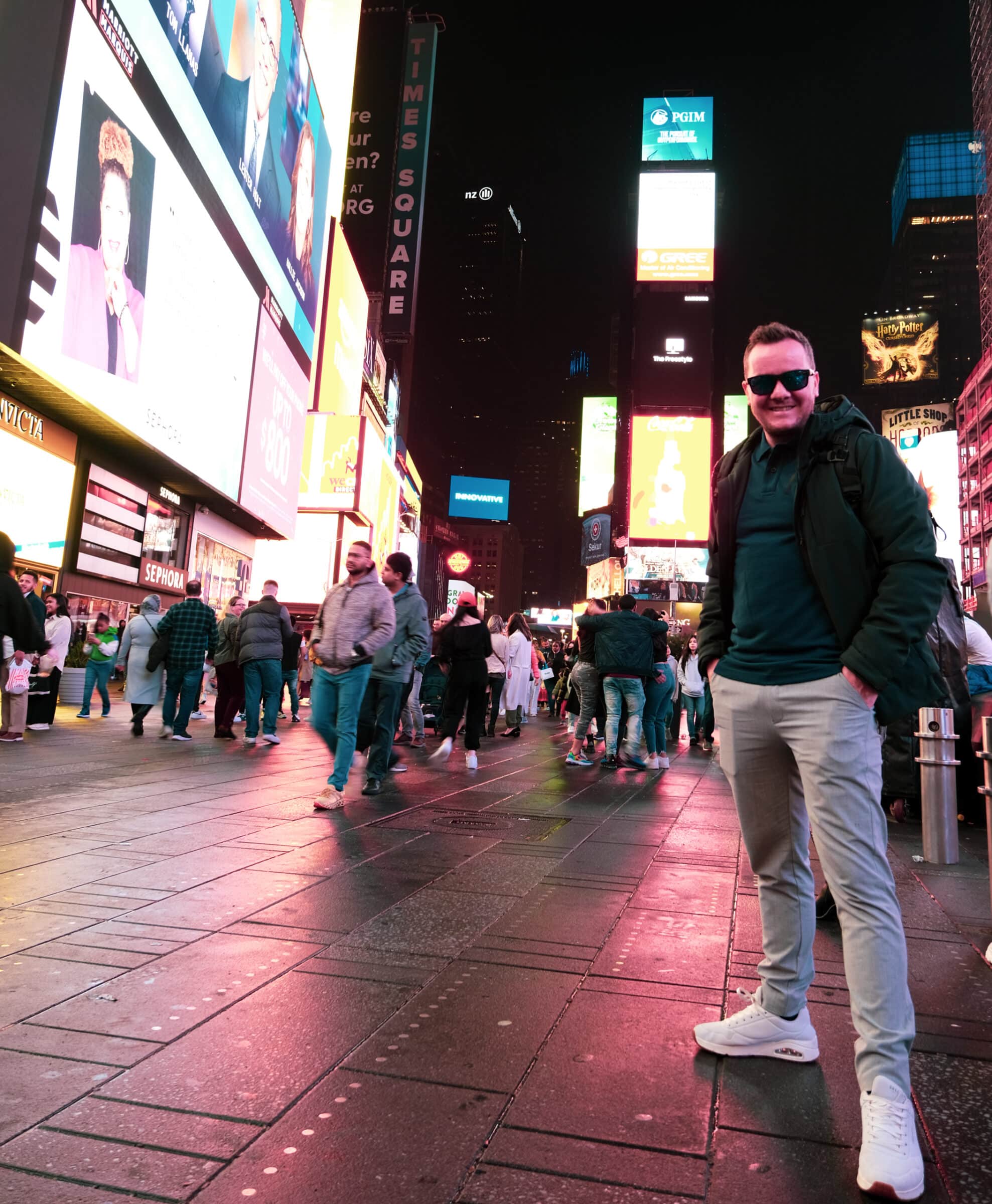 Time Square NYC | Chris met zonnebril op voor het felle licht