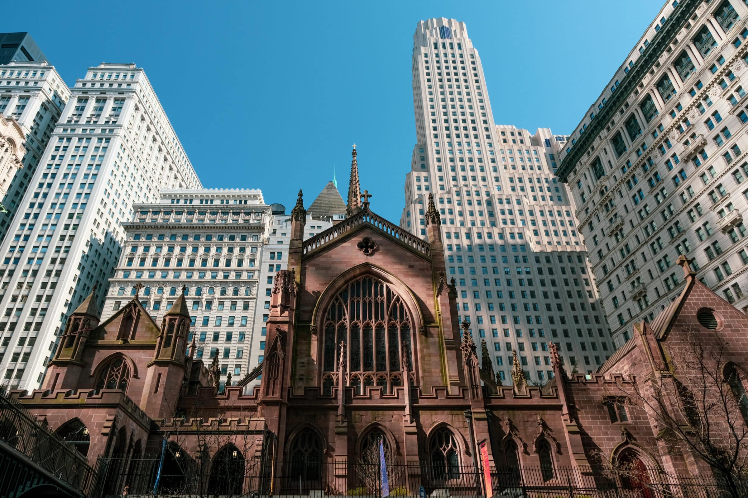 Trinity Church staat bij Wall Street - Een bizar gezicht tussen al die wolkenkrabbers