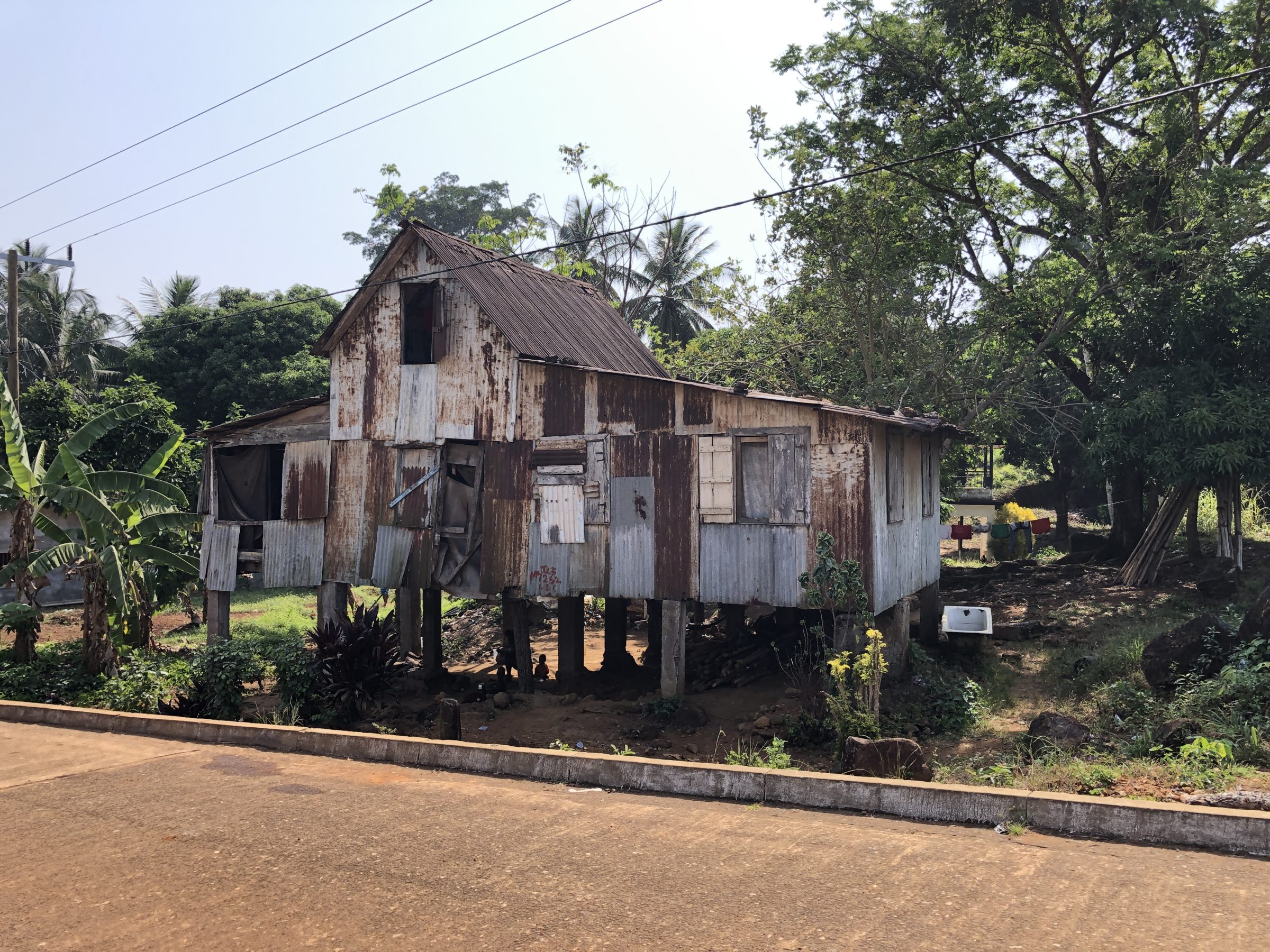 Huis op stelten | Overlanden in Liberia