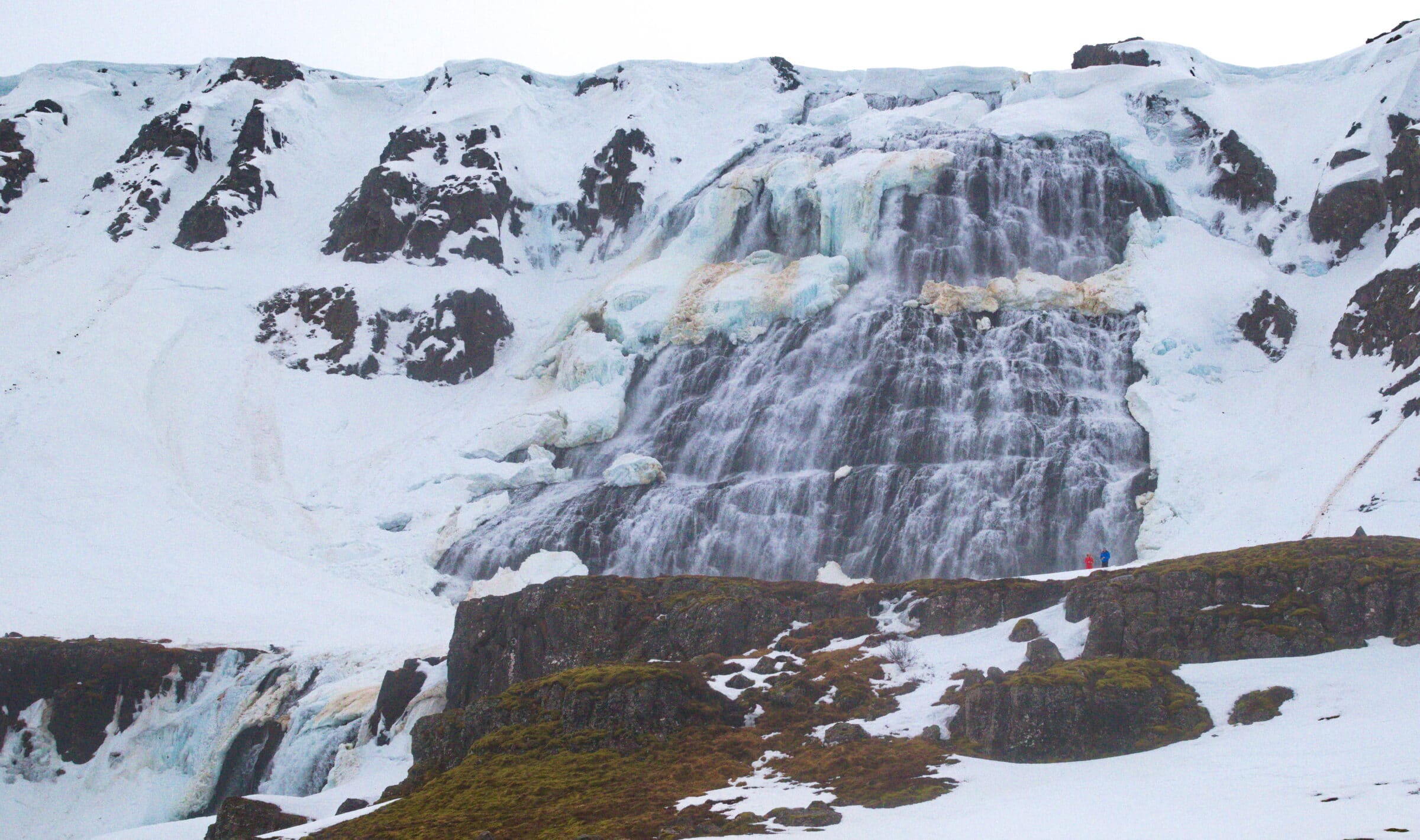 Watervallen in IJsland in de winter