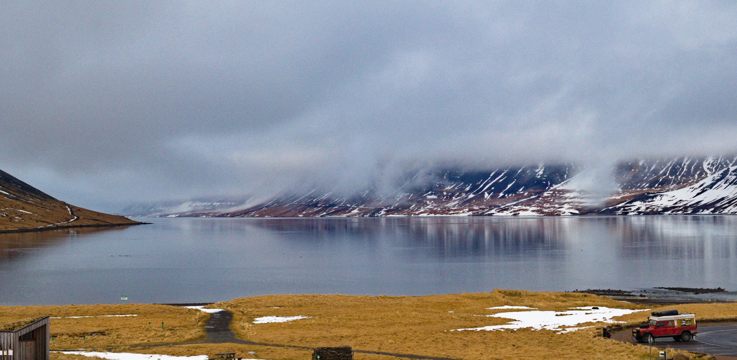 Pobřeží fjordu