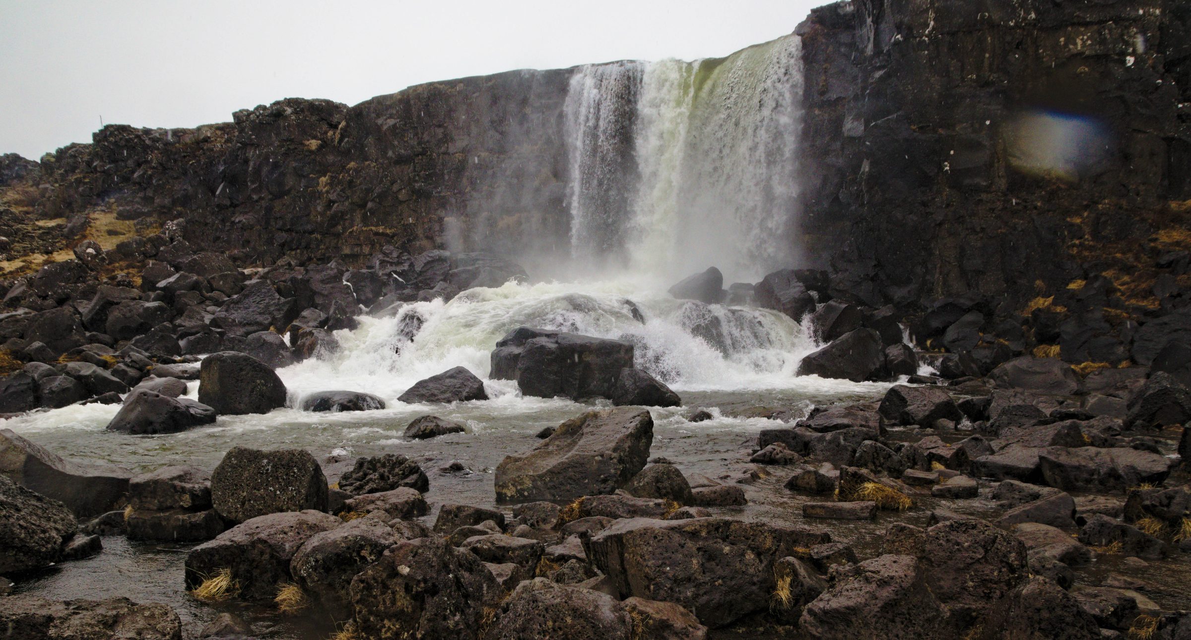 Watervallen in IJsland in de winter