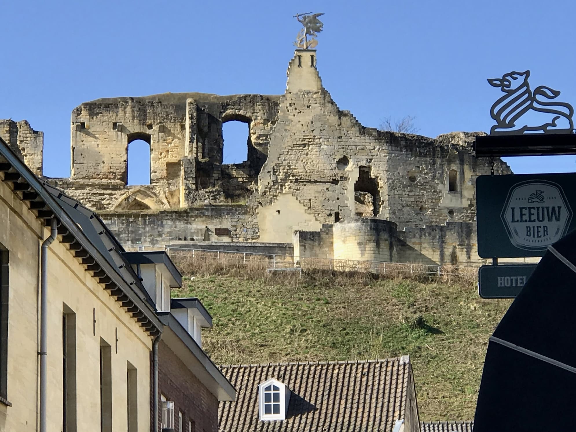 De ruïne zie je al vanaf het stadscentrum. © foto: Alfons Philippi