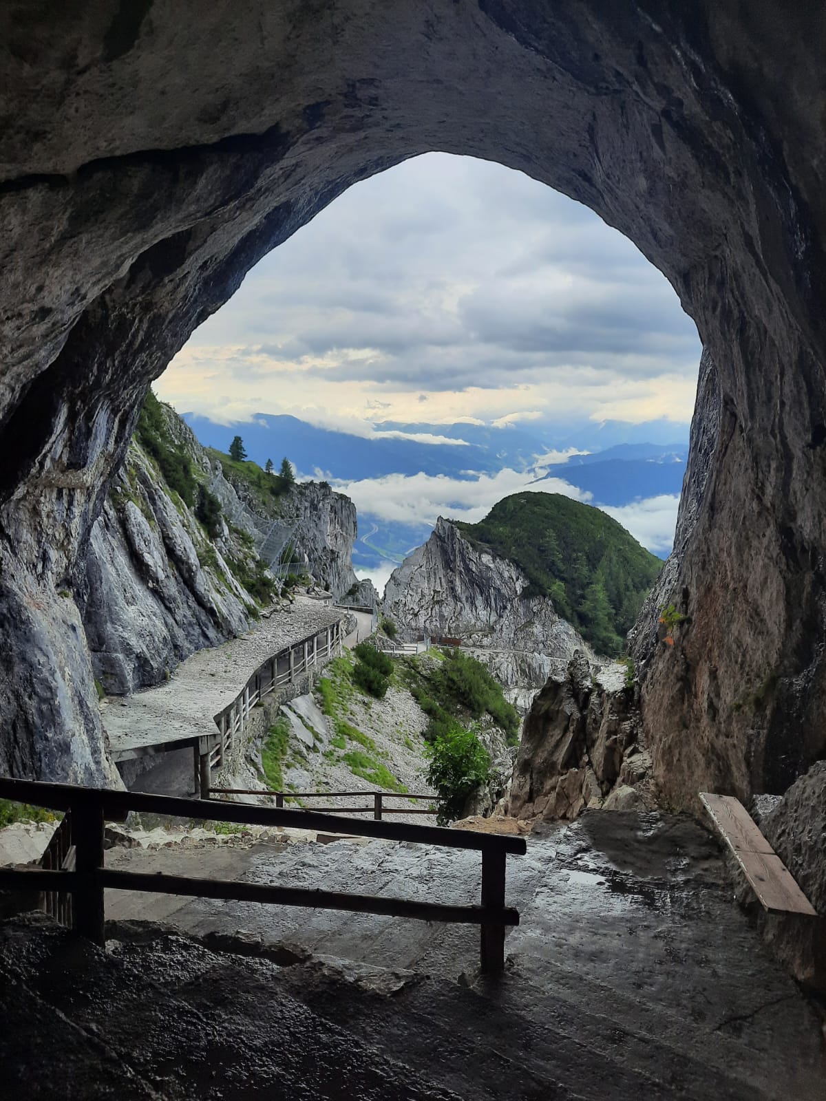 Pogled pred vstopom v ledeno jamo Eisriesenwelt