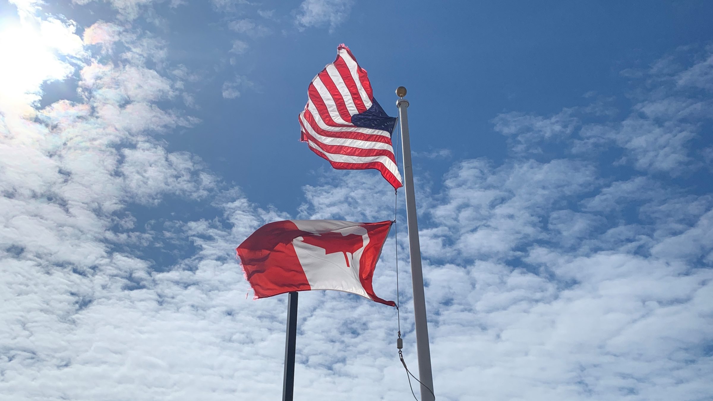 Den kanadensiska och amerikanska flaggan