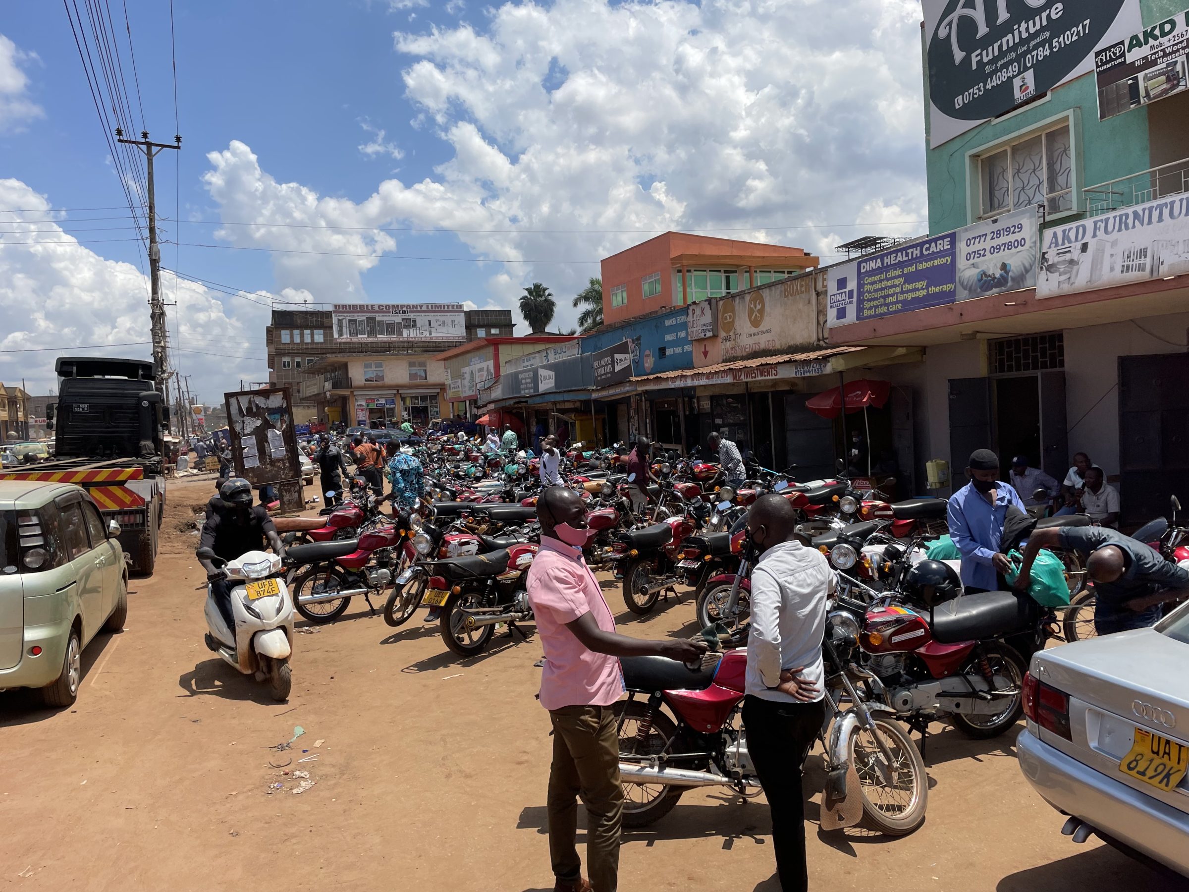 Scooter- en motorenhandel in Salama Street, Kampala