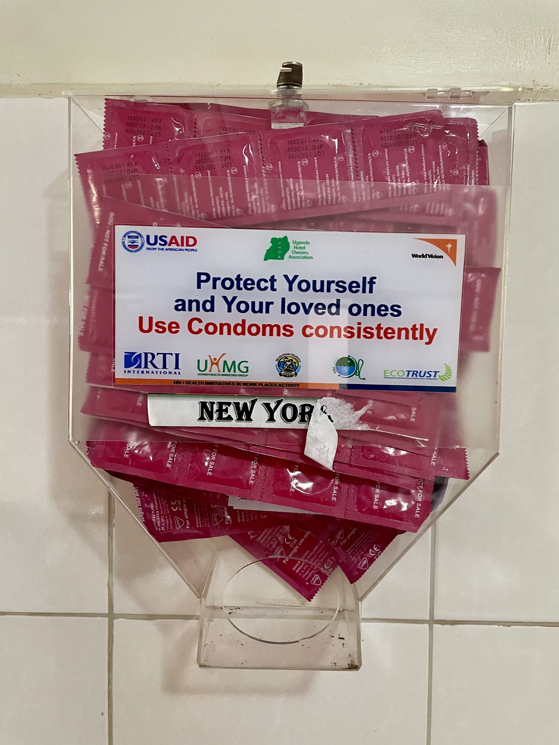 Gratis condooms verstrekt door US Aid in Bomah Hotel