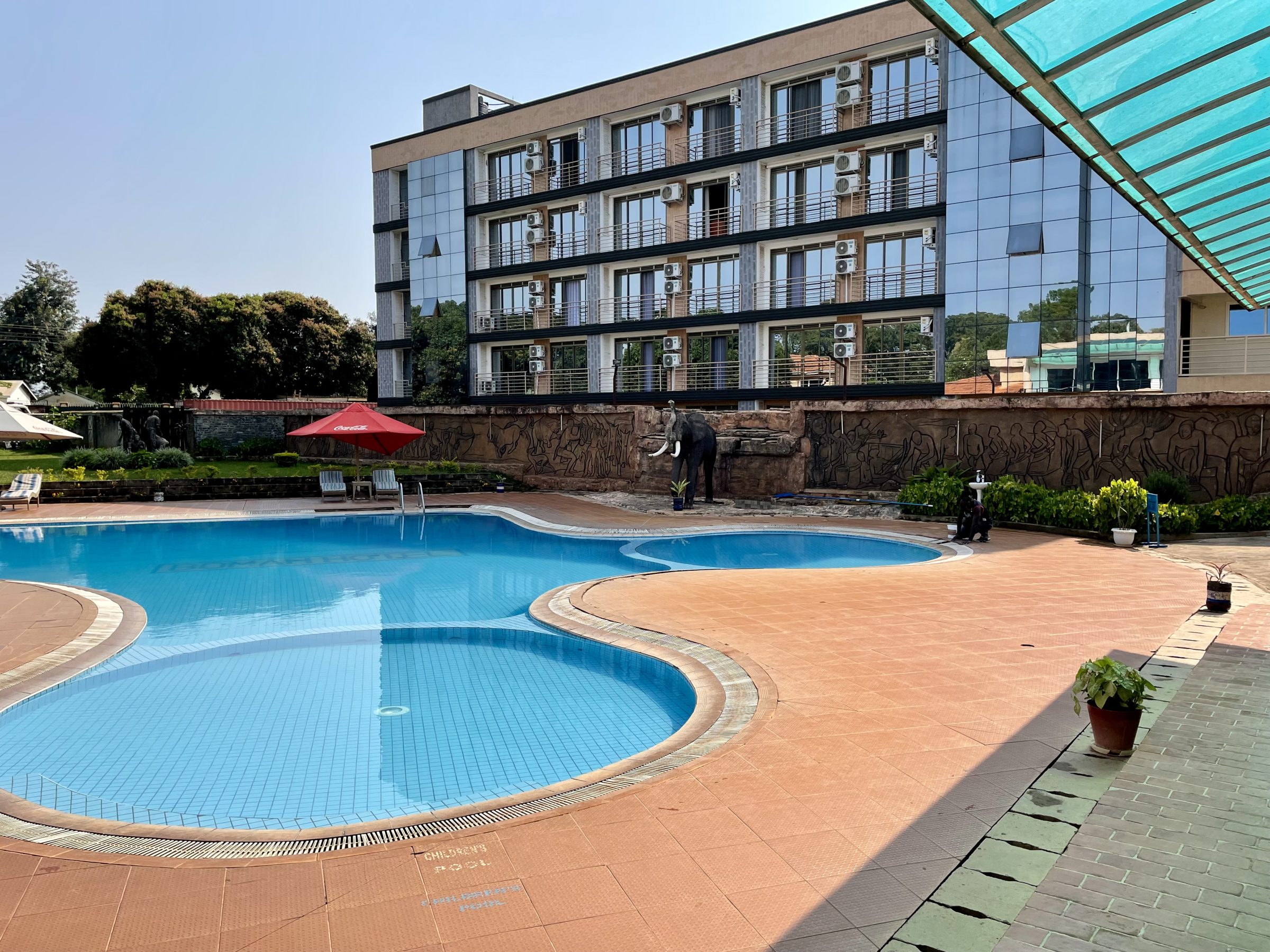 Het zwembad van Bomah Hotel in Gulu