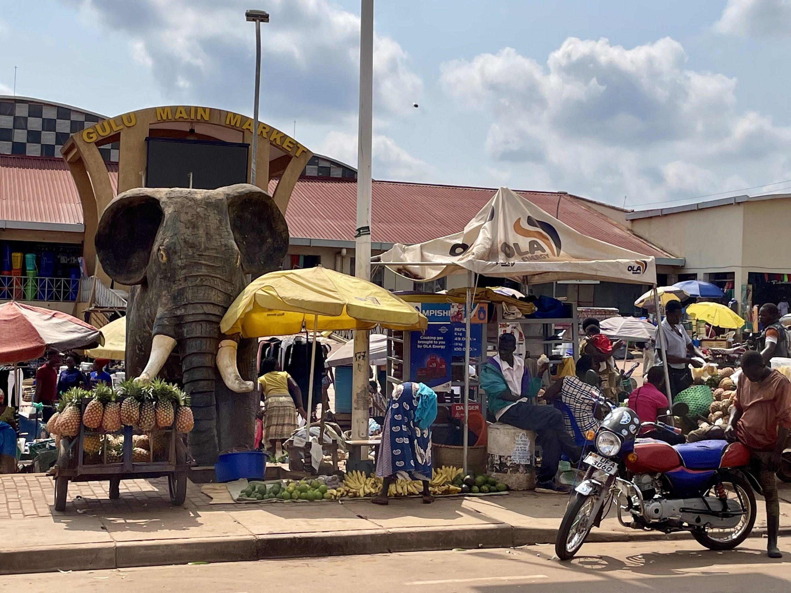 Drukte bij de ingang van Gulu Main Market