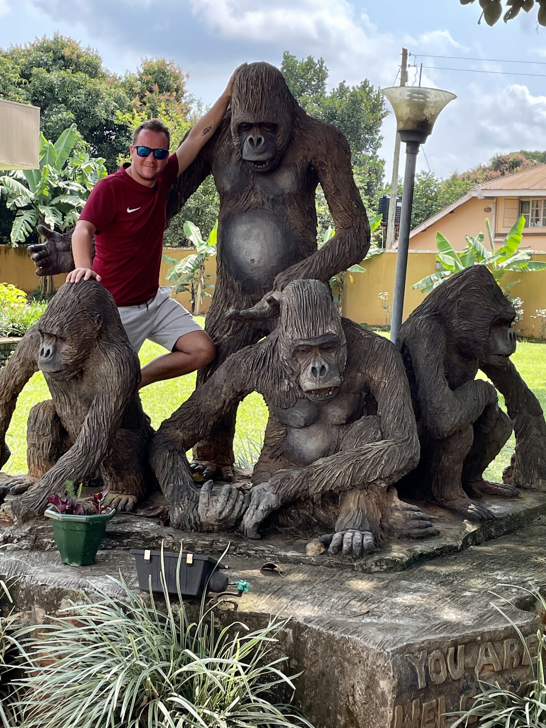 Chris met gorilla's op de foto bij Bomah Hotel, Gulu