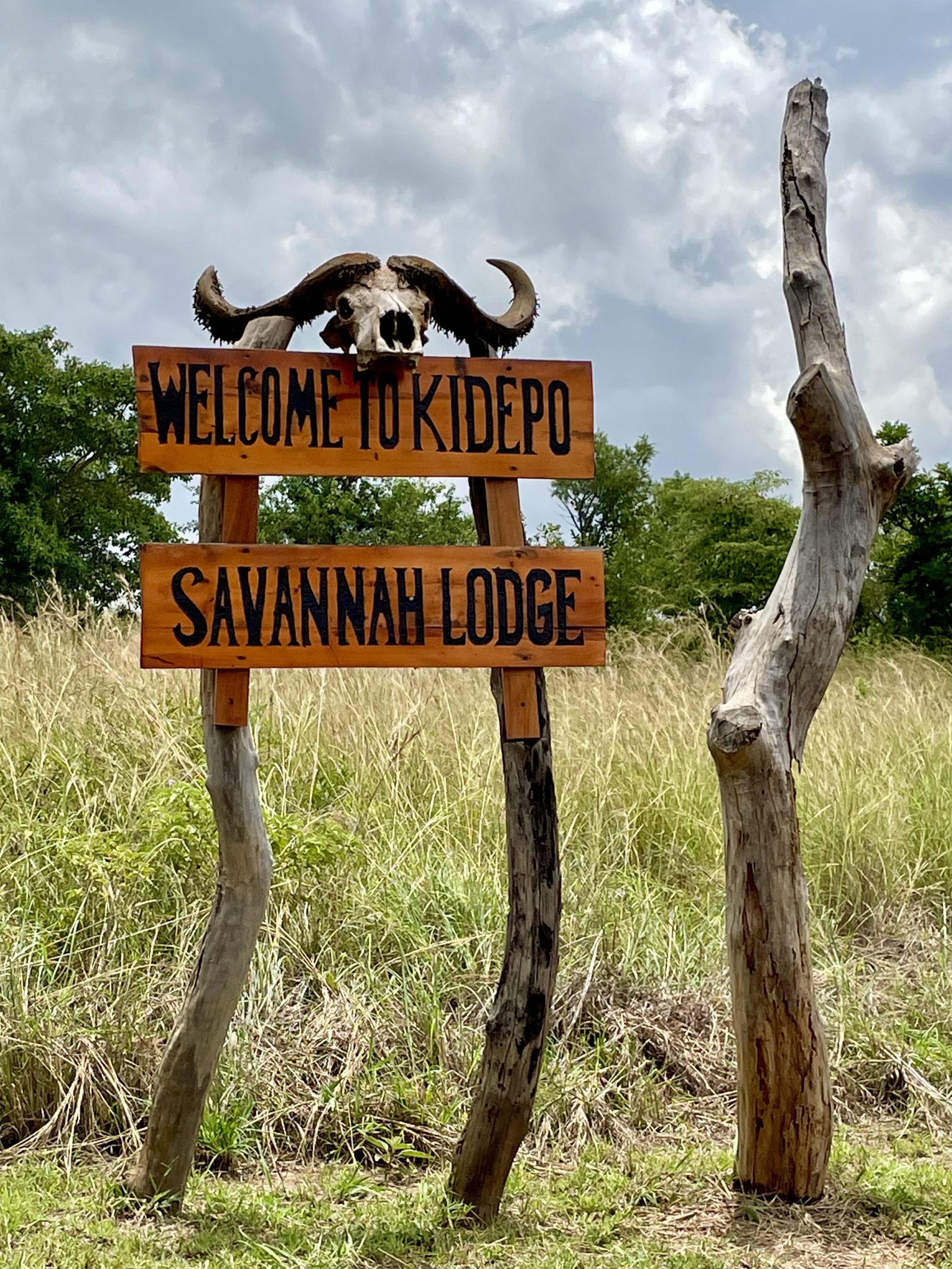 Het fraaie welkomstbord bij de oprit naar Kidepo Savannah Lodge