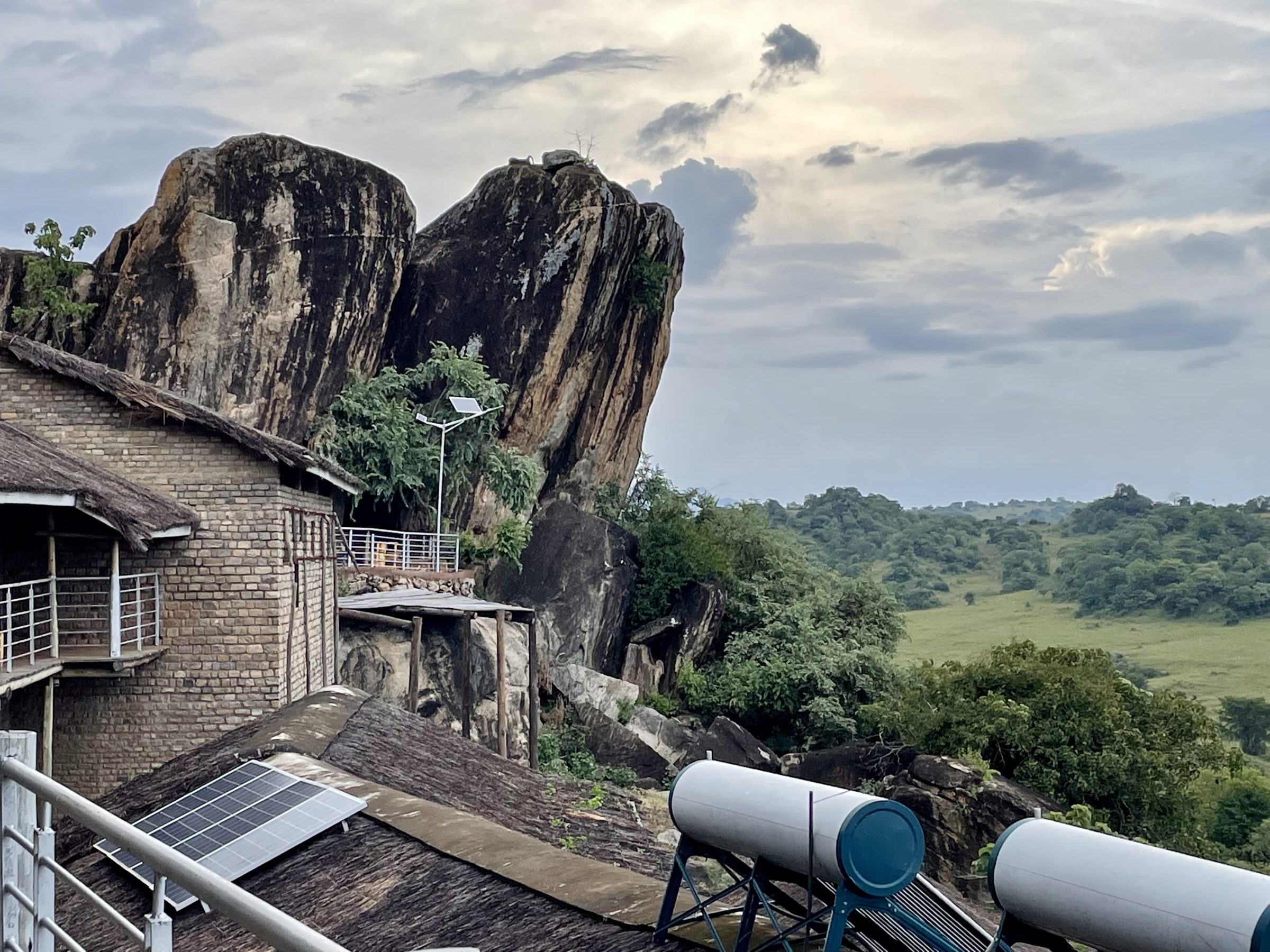 Op de rots naast Katurum Lodge zit een baviaan te genieten van het uitzicht