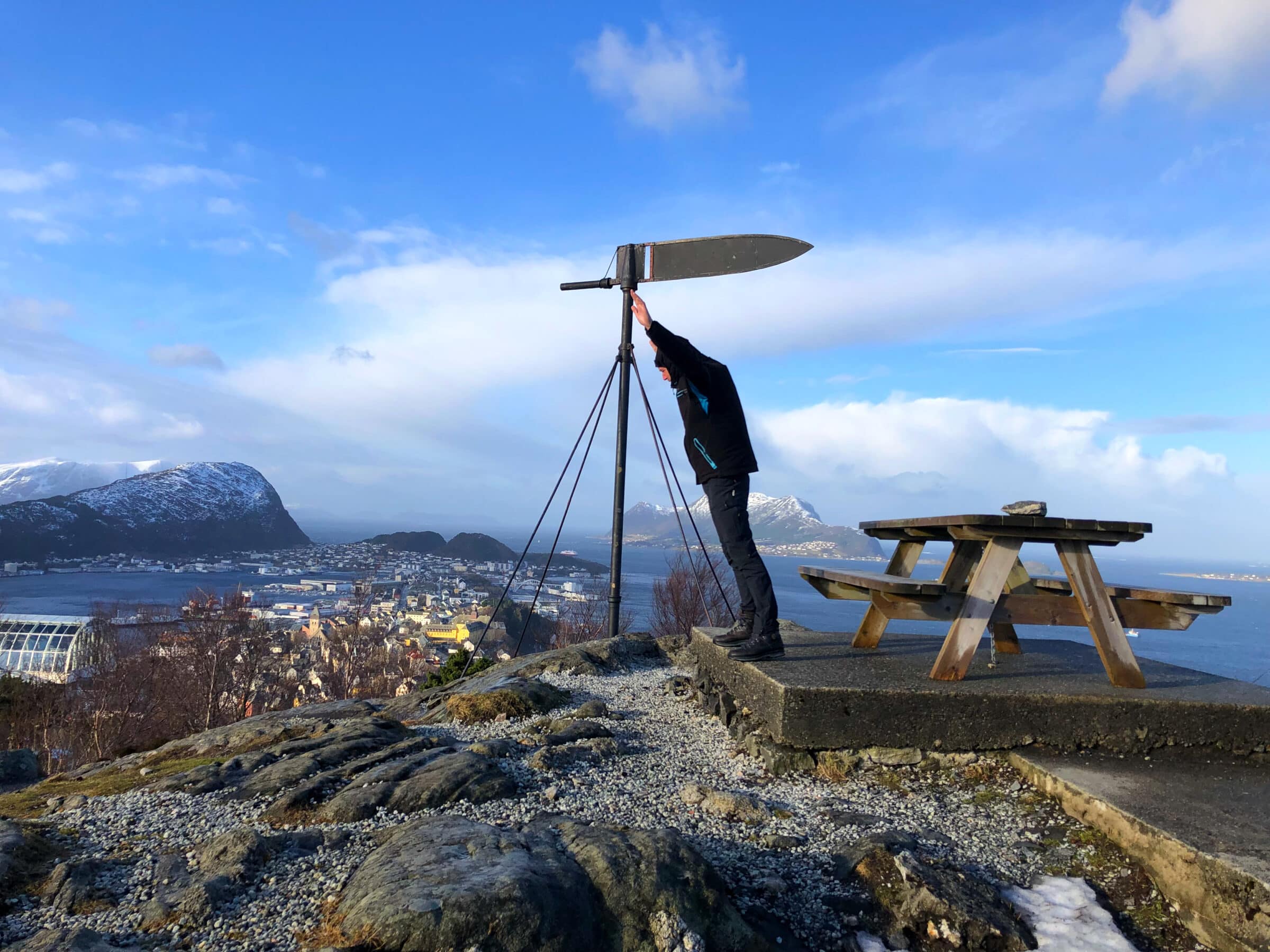 Silný vítr na hoře poblíž Alesund | 4x4 roadtrip Západní Norsko