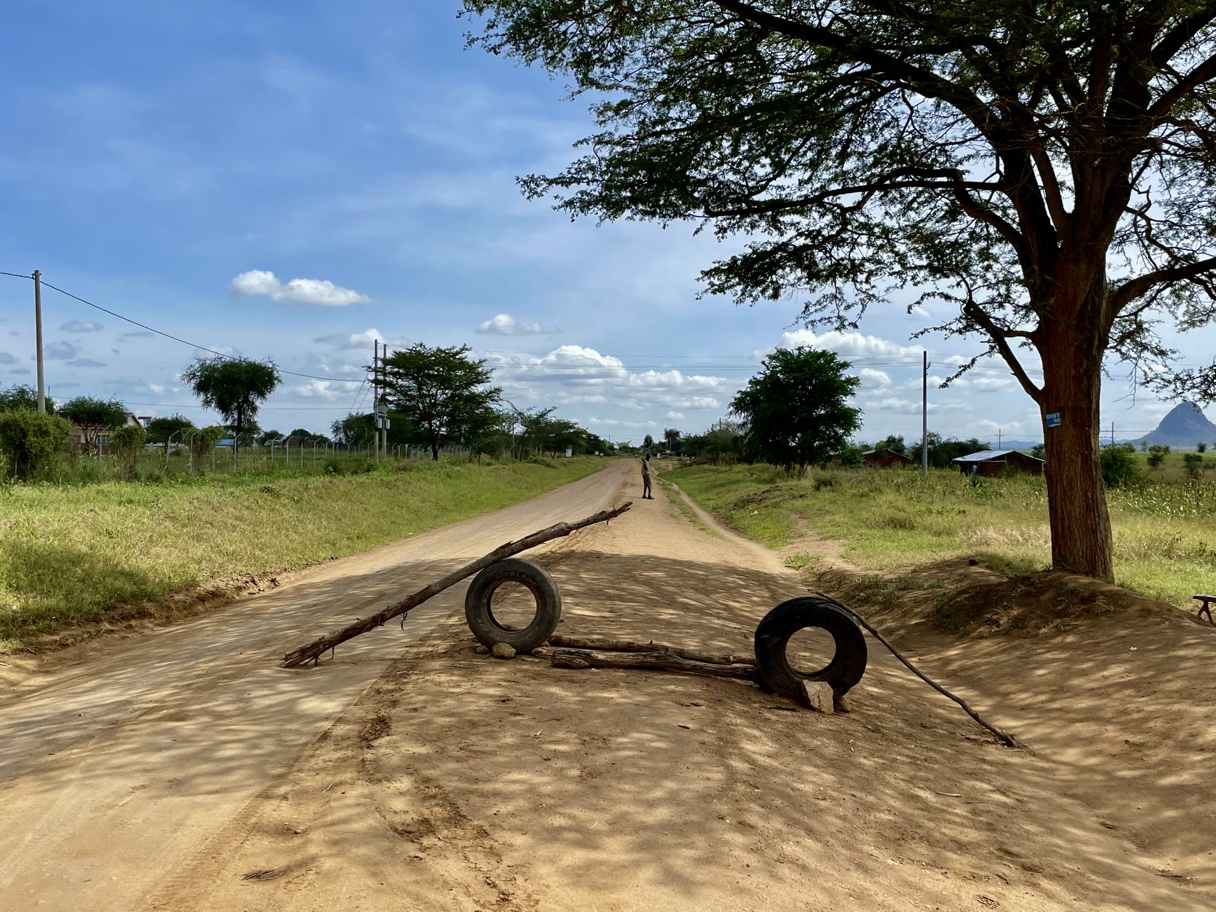 Een wegversperring van het Oegandese leger op de weg van Kaabong naar Kotido