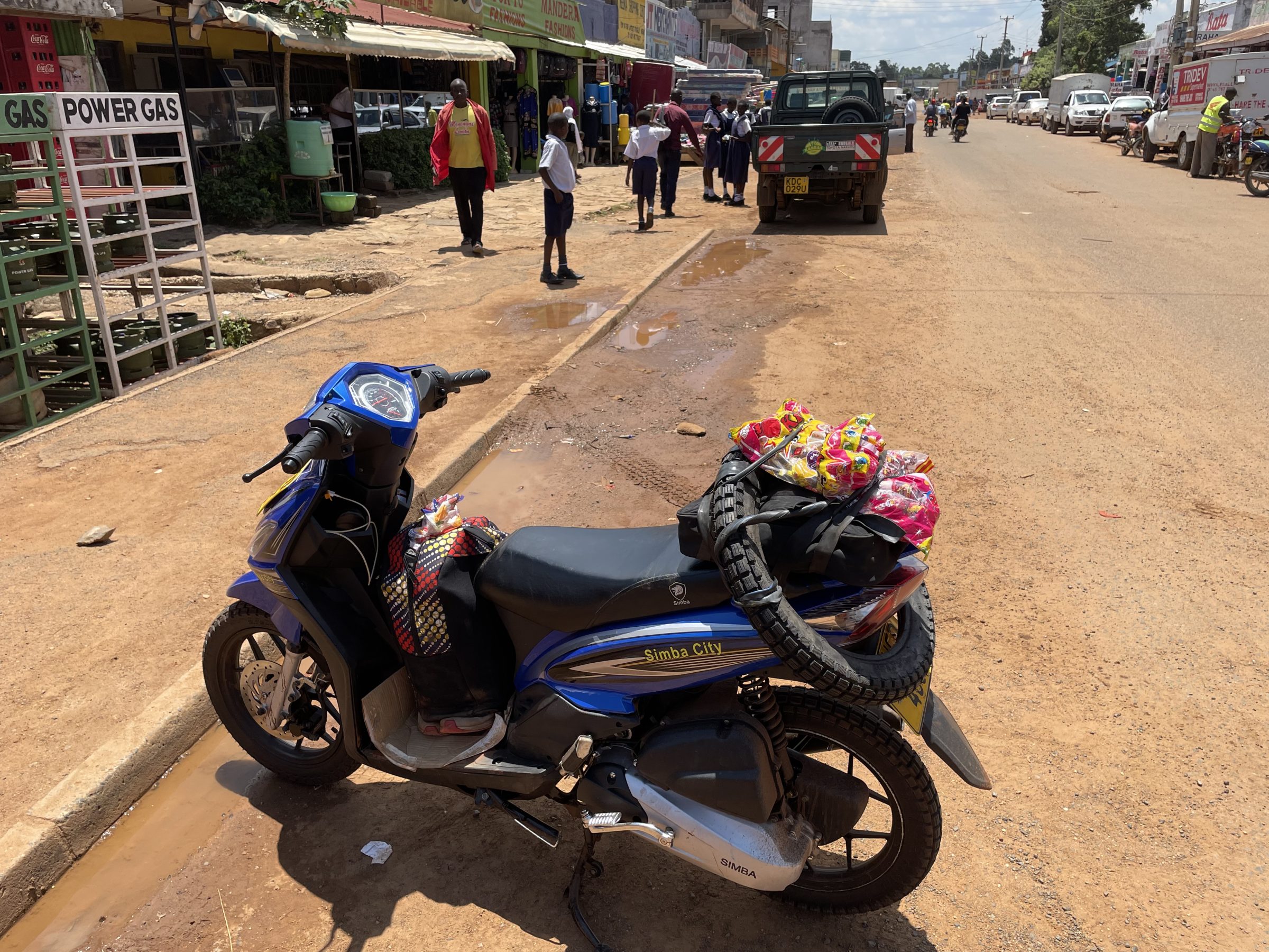 Alles gaat mee op de scooter inclusief 🍭 | One Stop Border grensovergang Oeganda - Kenia