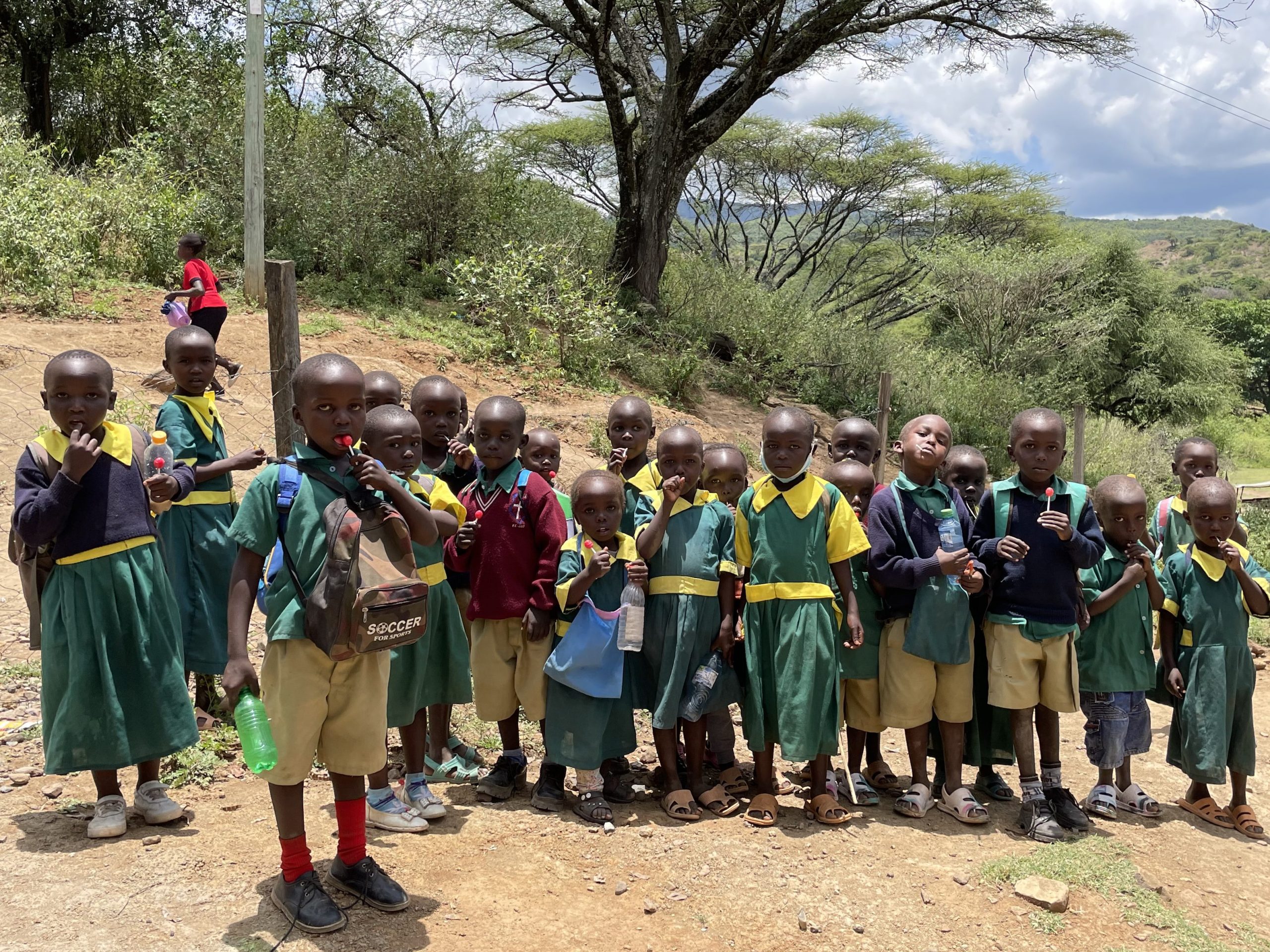 Een tamtam levert blije gezichtjes op nabij Iten, Kenia