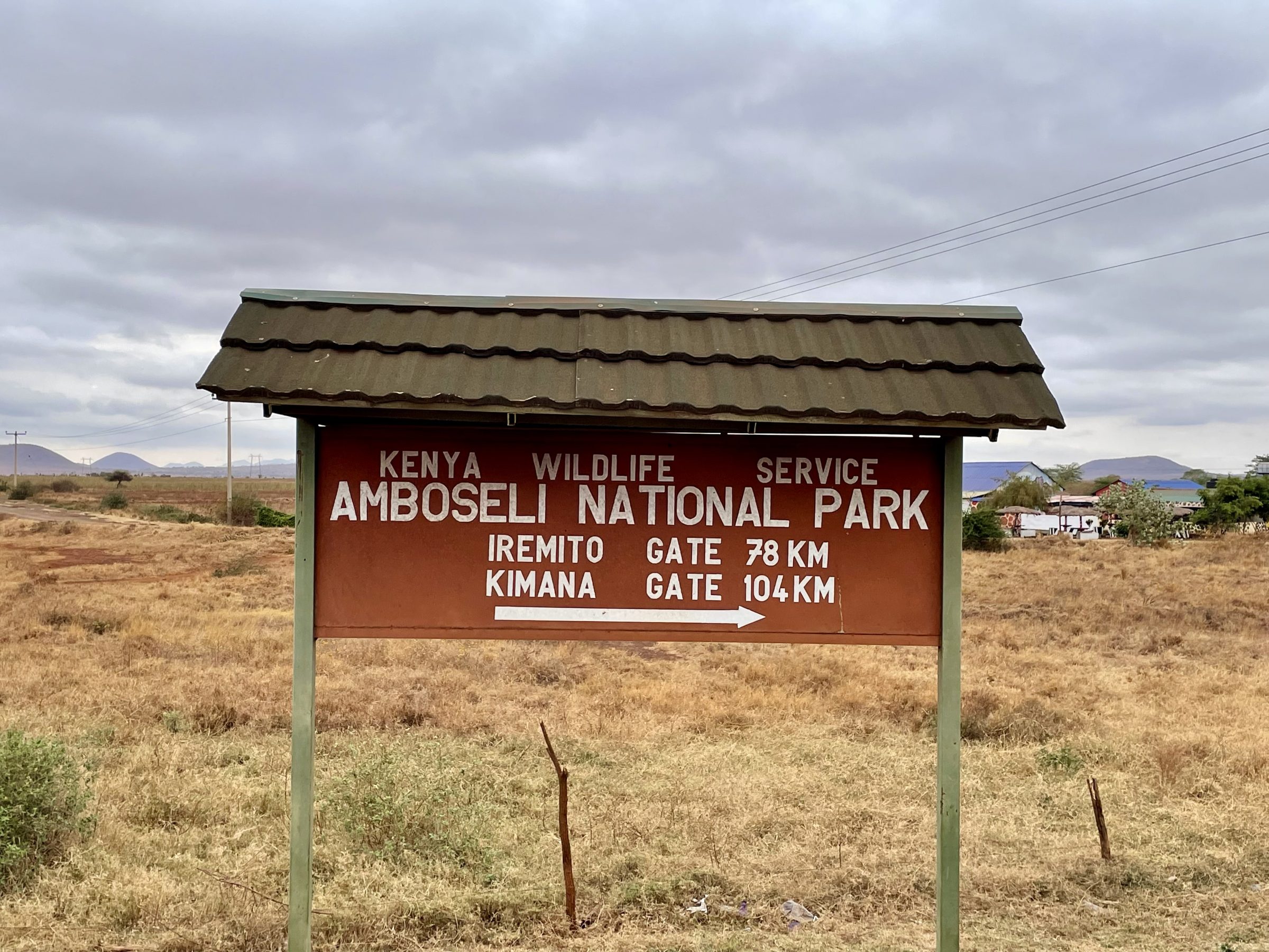 Verkeersbord nabij Emali: KImana Gate 104 km