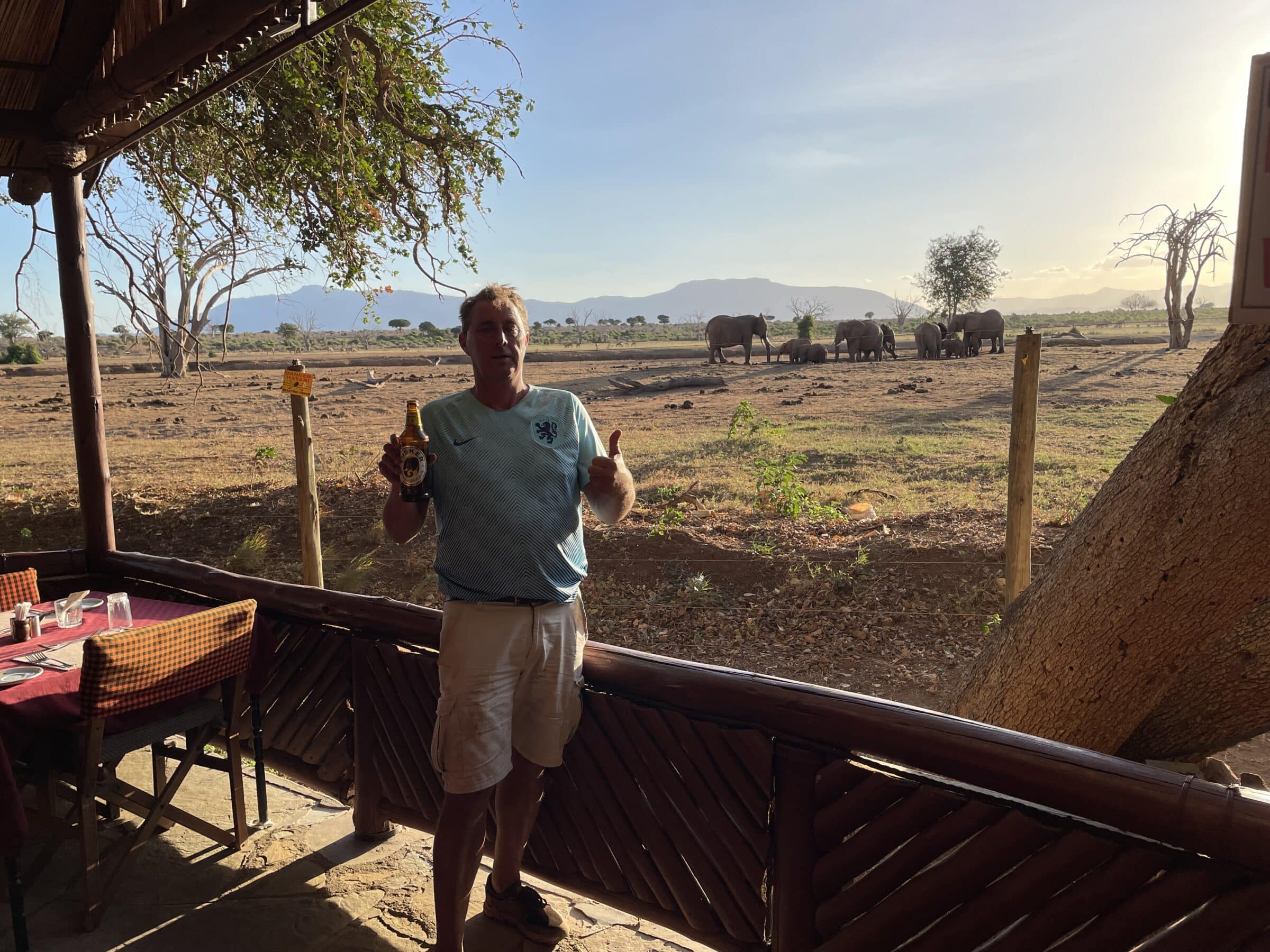 En øl på Sentrim Tsavo East restaurant med pachyderms ved vandhullet