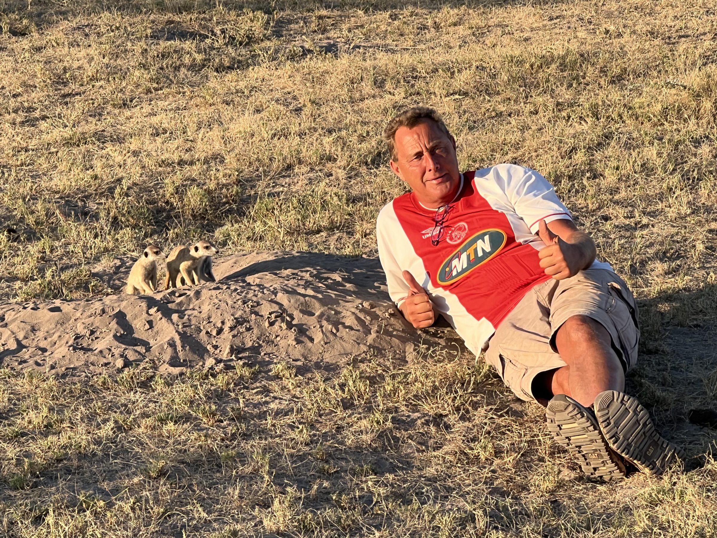 In posa con i suricati a Makgadikgadi Pans NP, Botswana