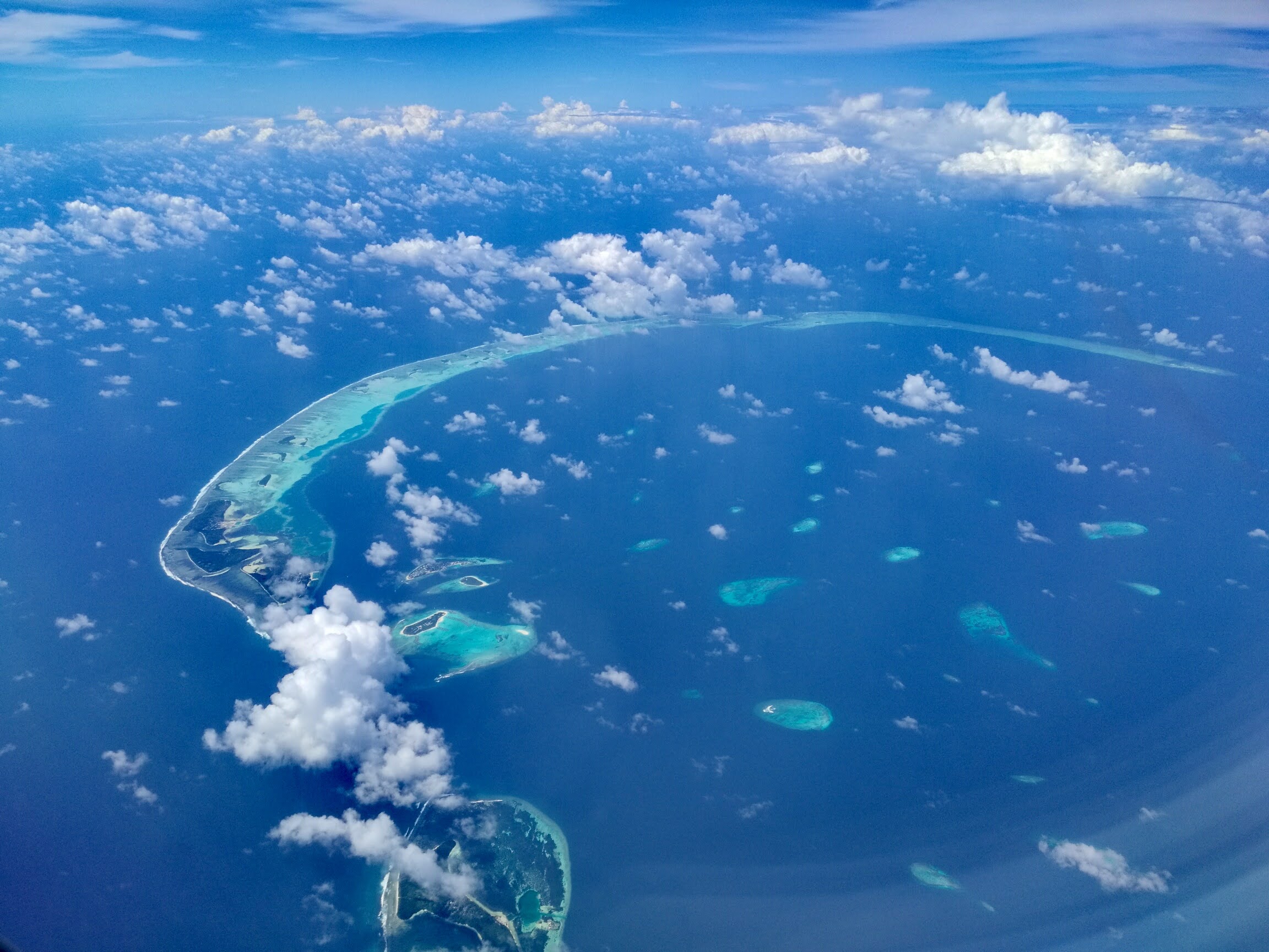Uitzicht op de Malediven tijdens onze vlucht in 2018