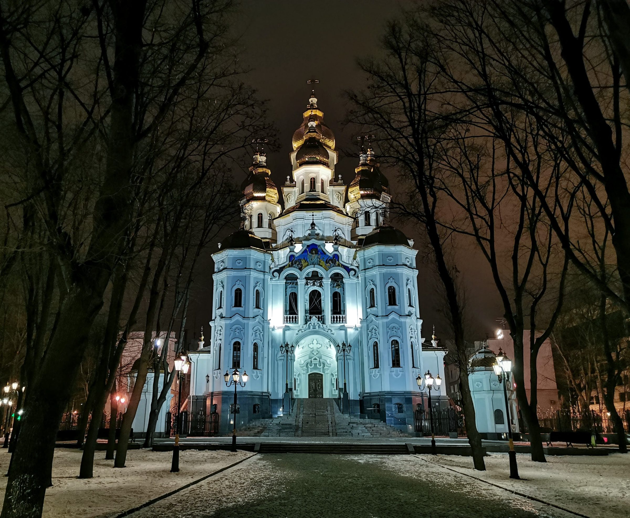 Overal waar je in Charkov loopt komt je dit soort imposante bouwwerken tegen die 's avonds prachtig verlicht worden.