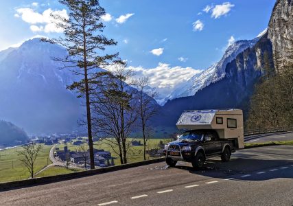 Off-grid 4×4 camper opgradering | Tunge bladfjedre + Opgradering støddæmpere | Schweiz