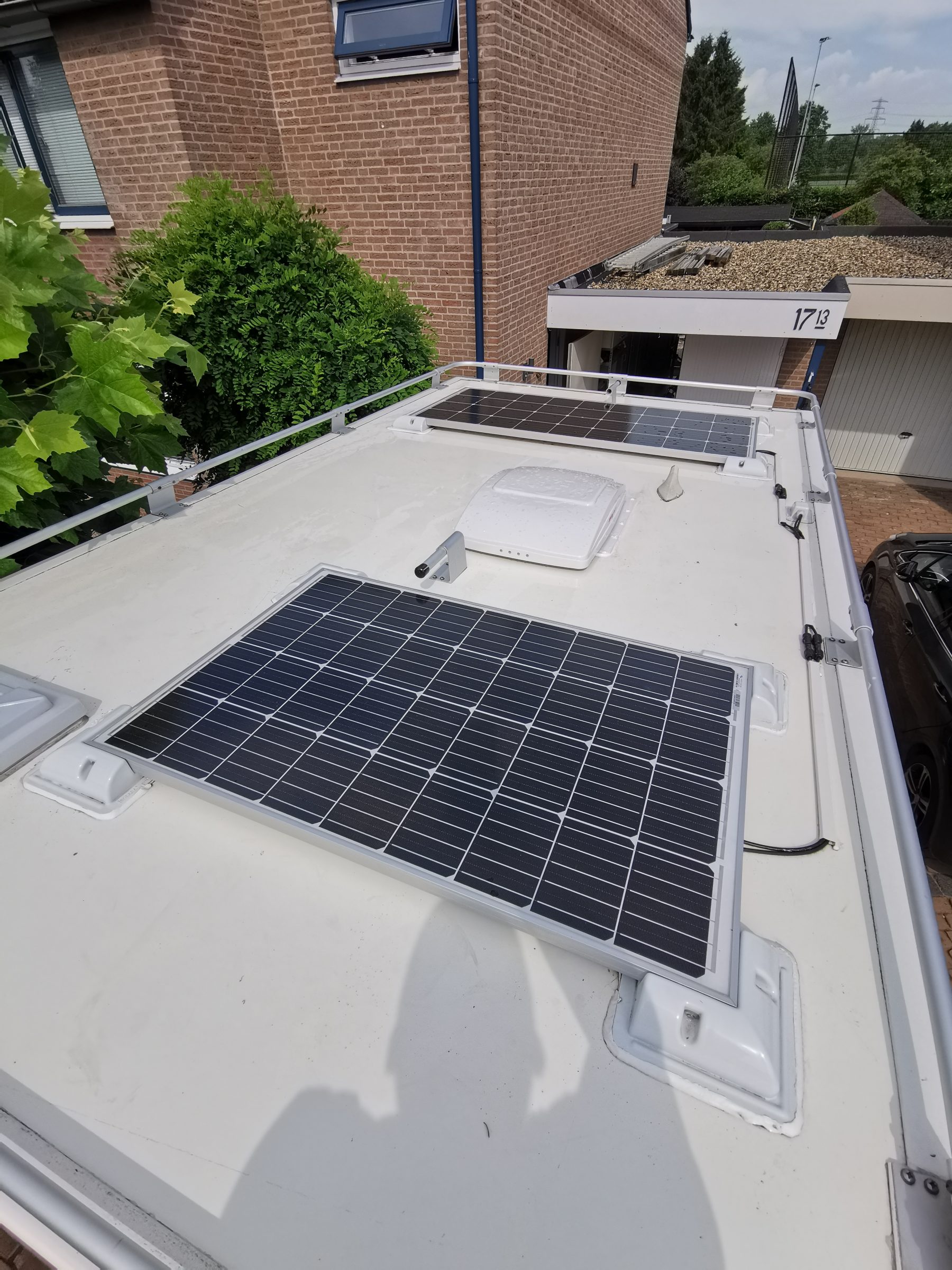 De twee Victron Energy zonnepanelen op het dak | Camper Gadgets en Upgrades