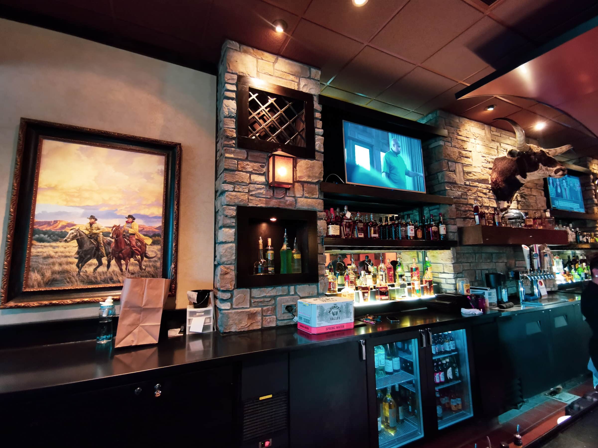 Even een biertje halen bij de bar in het Longhorn Steakhouse - Het Cowboy thema is al direct zichtbaar