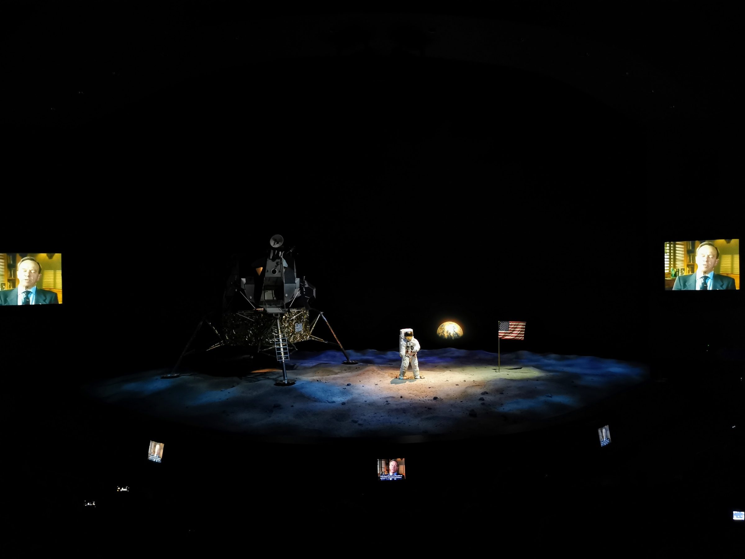 A performance no Teatro Lunar | Saturno V / Centro Apollo