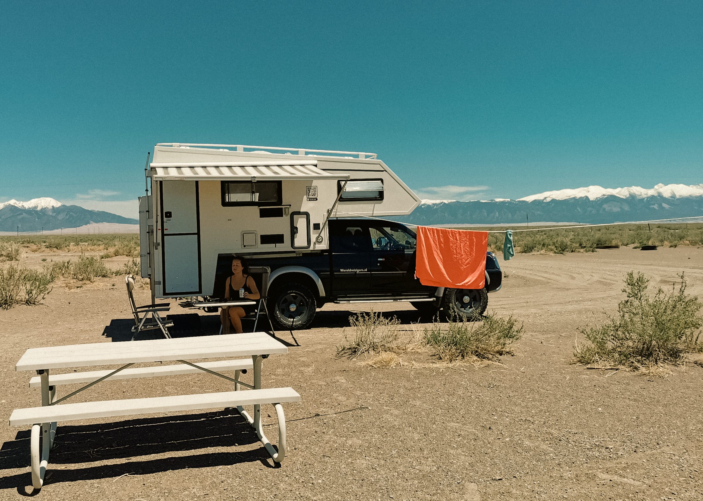 De 25 dollar per nacht 'dry camping' plek van Sand Dunes Recreation, met de Great Sand Dunes in de achtergrond.
