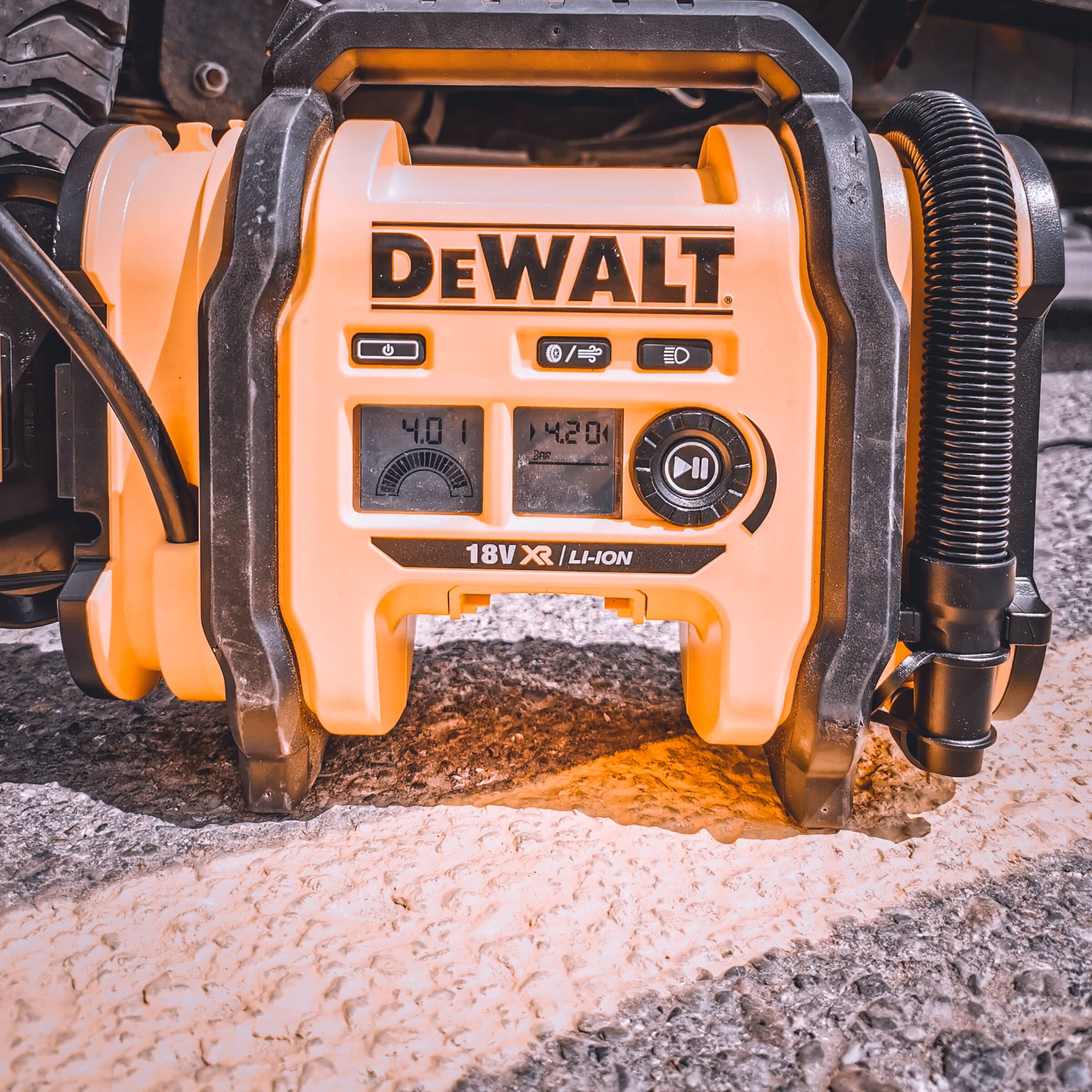 空気圧/タイヤ空気圧用の液晶画面とダイヤル | DeWalt DCC018N エアポンプ / コンプレッサー