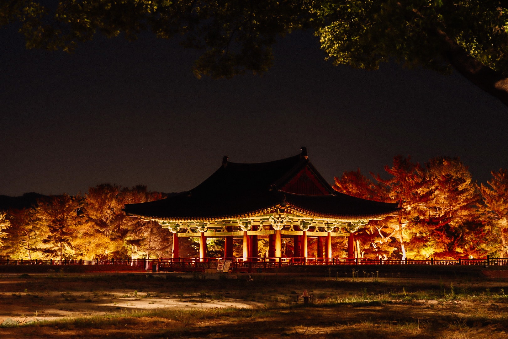 Donggung Palace bij avond