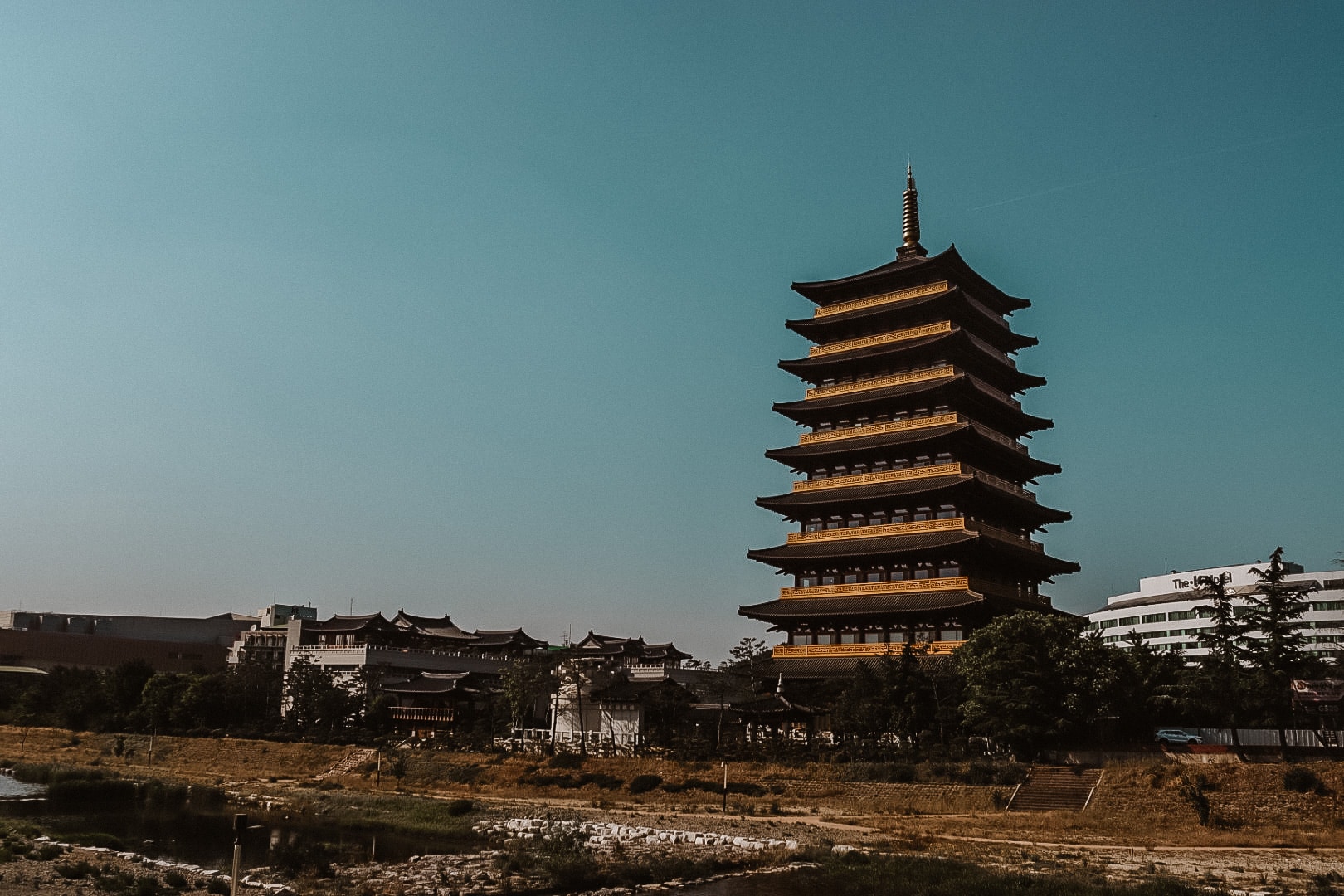 Tegenover de Gyeongju Tower is de Pagoda te zien waarop de toren gebaseerd is