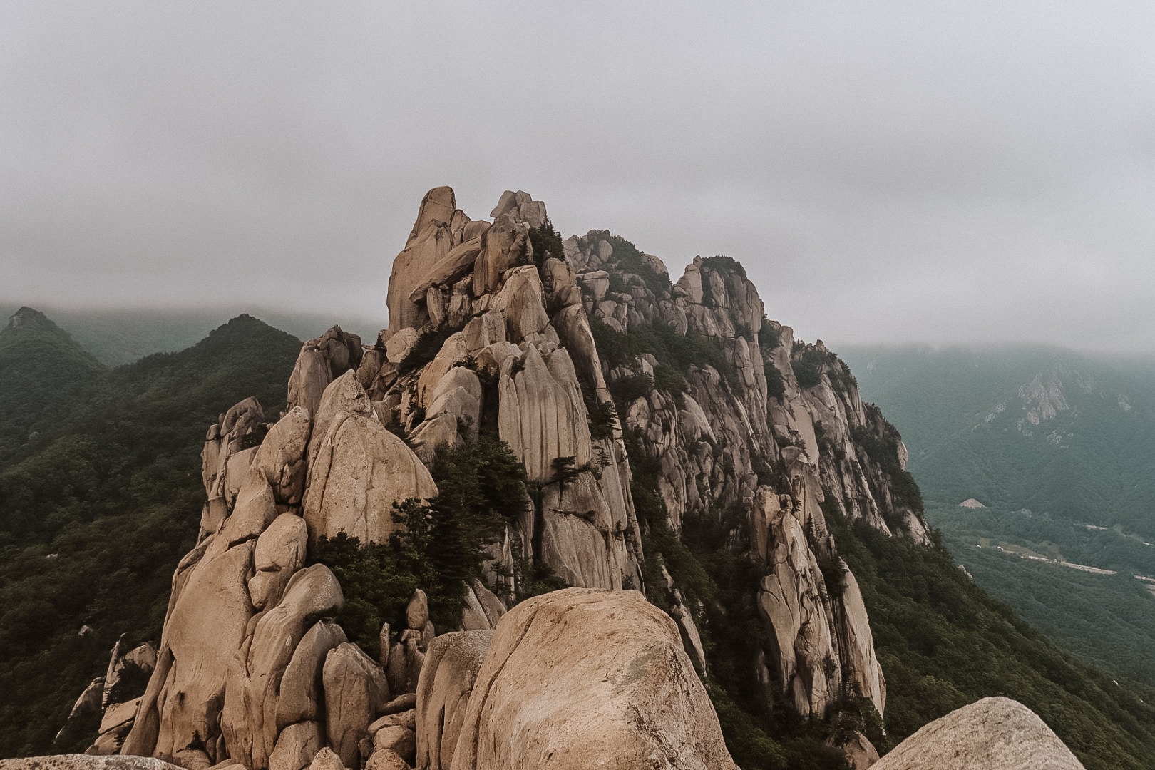 Szczyt na Ulsanbawi Hike na jednej z platform | Wskazówki dotyczące Parku Narodowego Seoraksan
