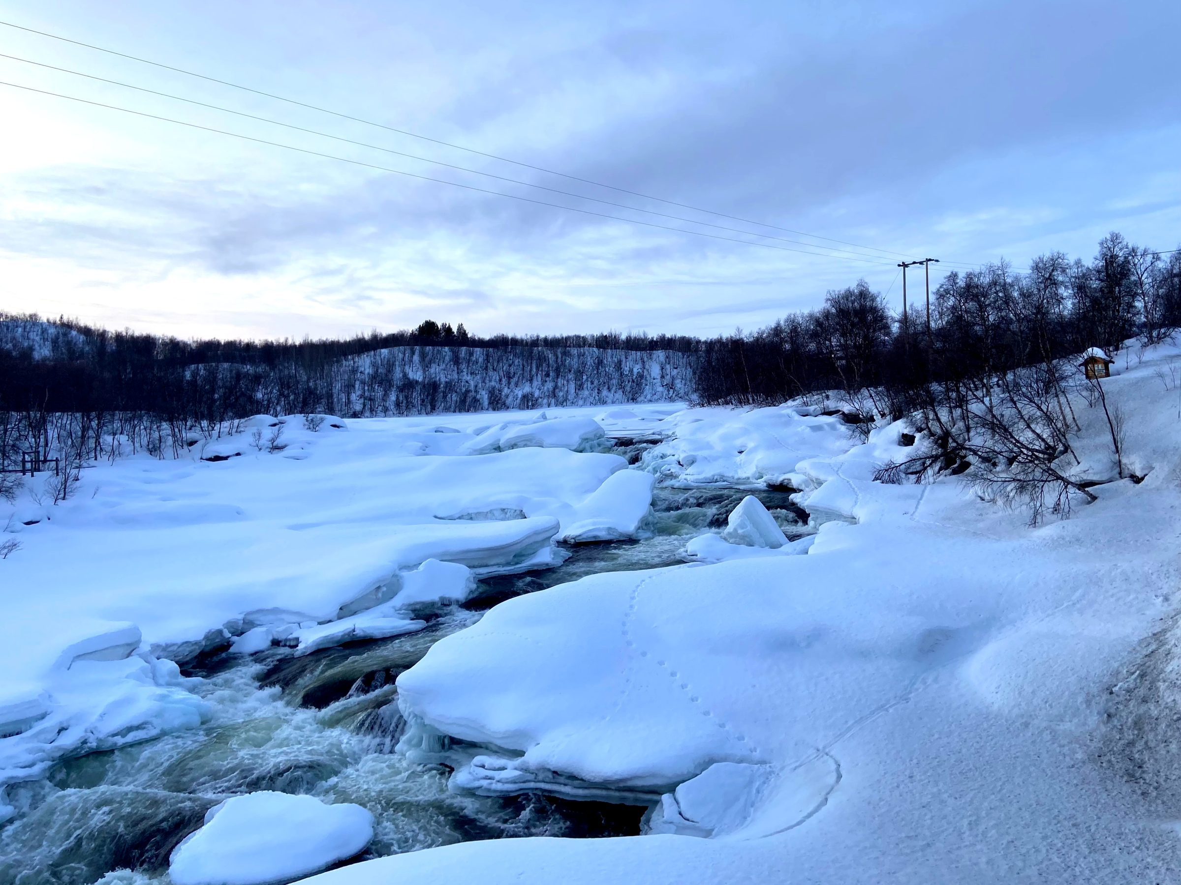 Roadtrip Lapland met 4x4 camper | Een half bevroren rivier