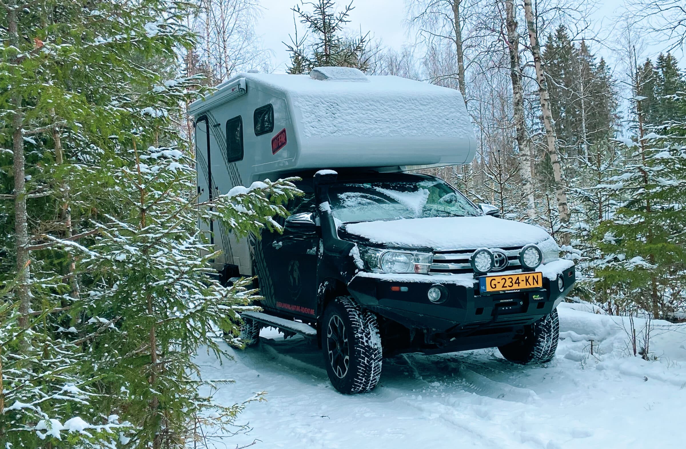 De NoFear 4x4 camper in de sneeuw van Fins Lapland
